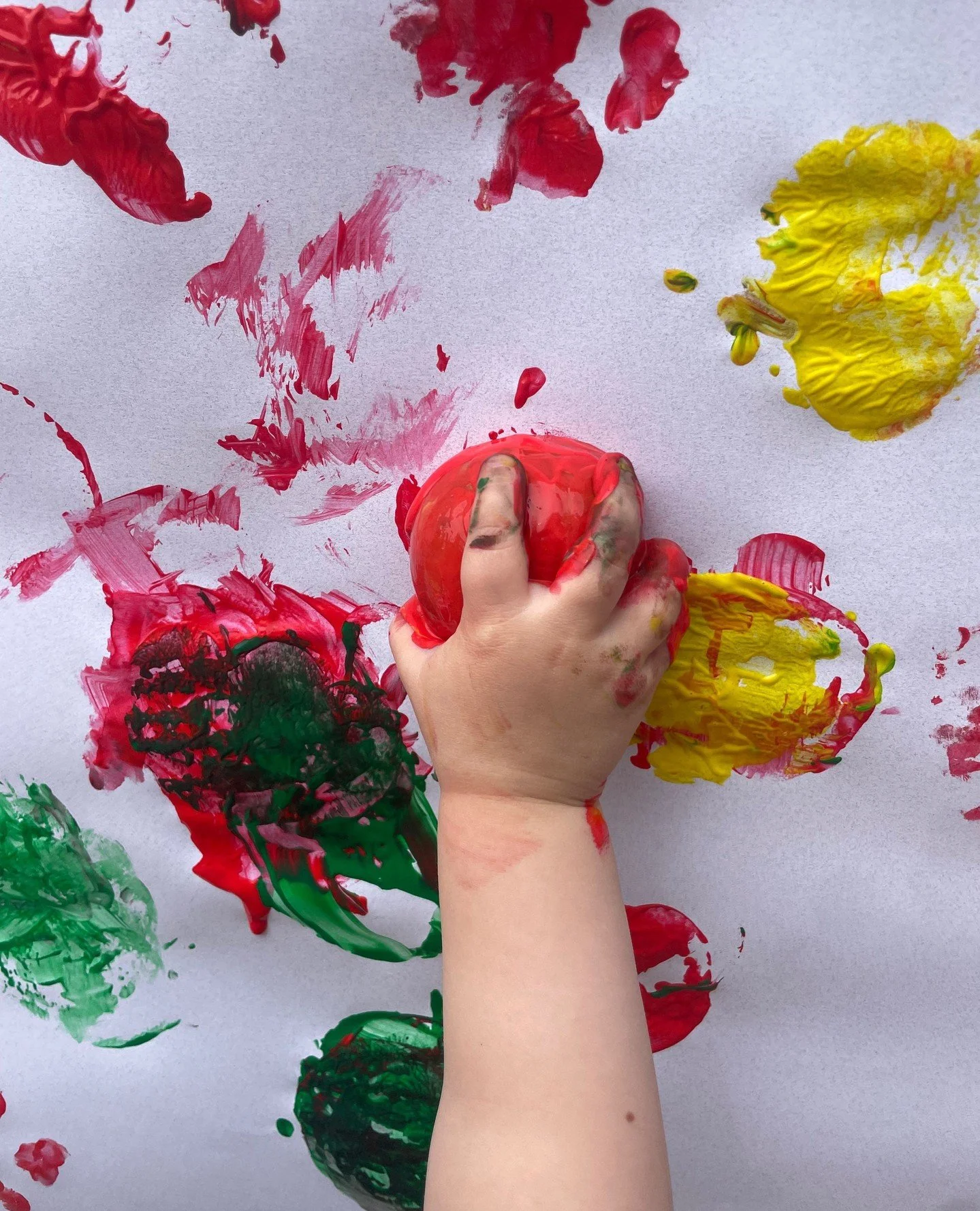 Nature stamps in bold autumn colors! ⁠
⁠
Stamping engages hand strength and builds pattern awareness while encouraging children to notice the shapes and textures of the world around them.⁠
⁠
#MontessoriInspired #FallLearning #PlayfulArt #TheWillowSch