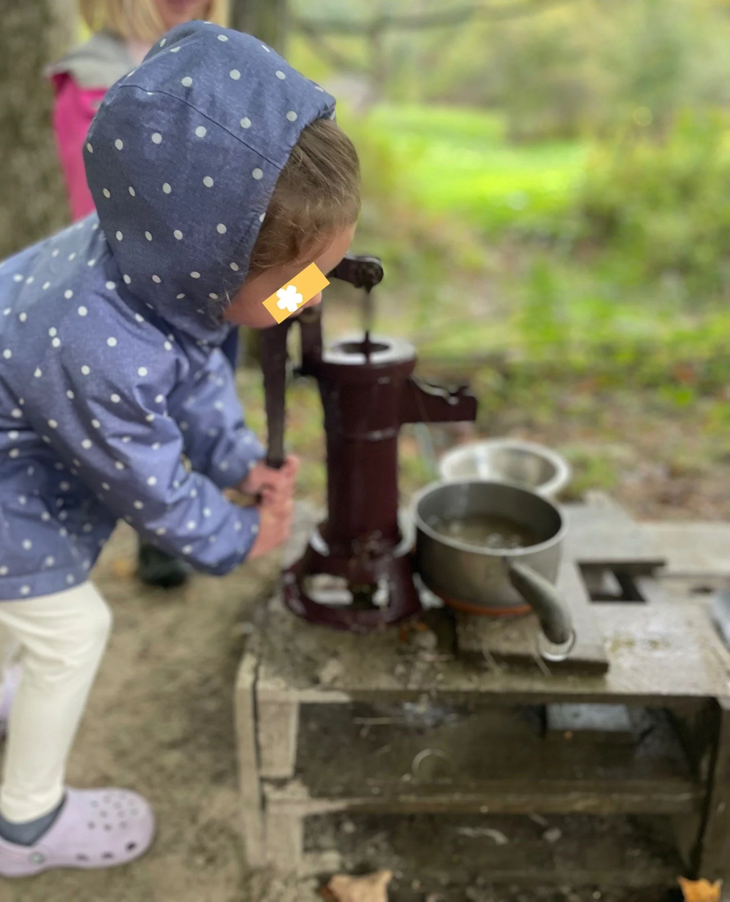 Pulling and pressing the handle on an old-fashioned pump requires persistence. Building resilience means learning that you can do hard things, fail at them, and then try again. ⁠
⁠
Water play like this strengthens gross motor coordination, introduces