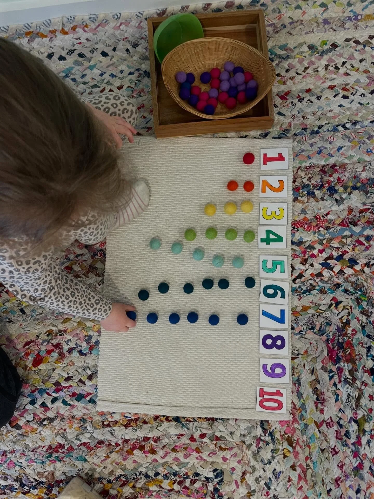 Rainbows aren&rsquo;t just beautiful, they&rsquo;re powerful learning tools! Math ✔️ Science ✔️ Art✔️ Fine motor✔️
Learning through play, every step of the way!

#montessori #playbasedpreschool #playbasedlearning #mainepreschool #naturepreschool