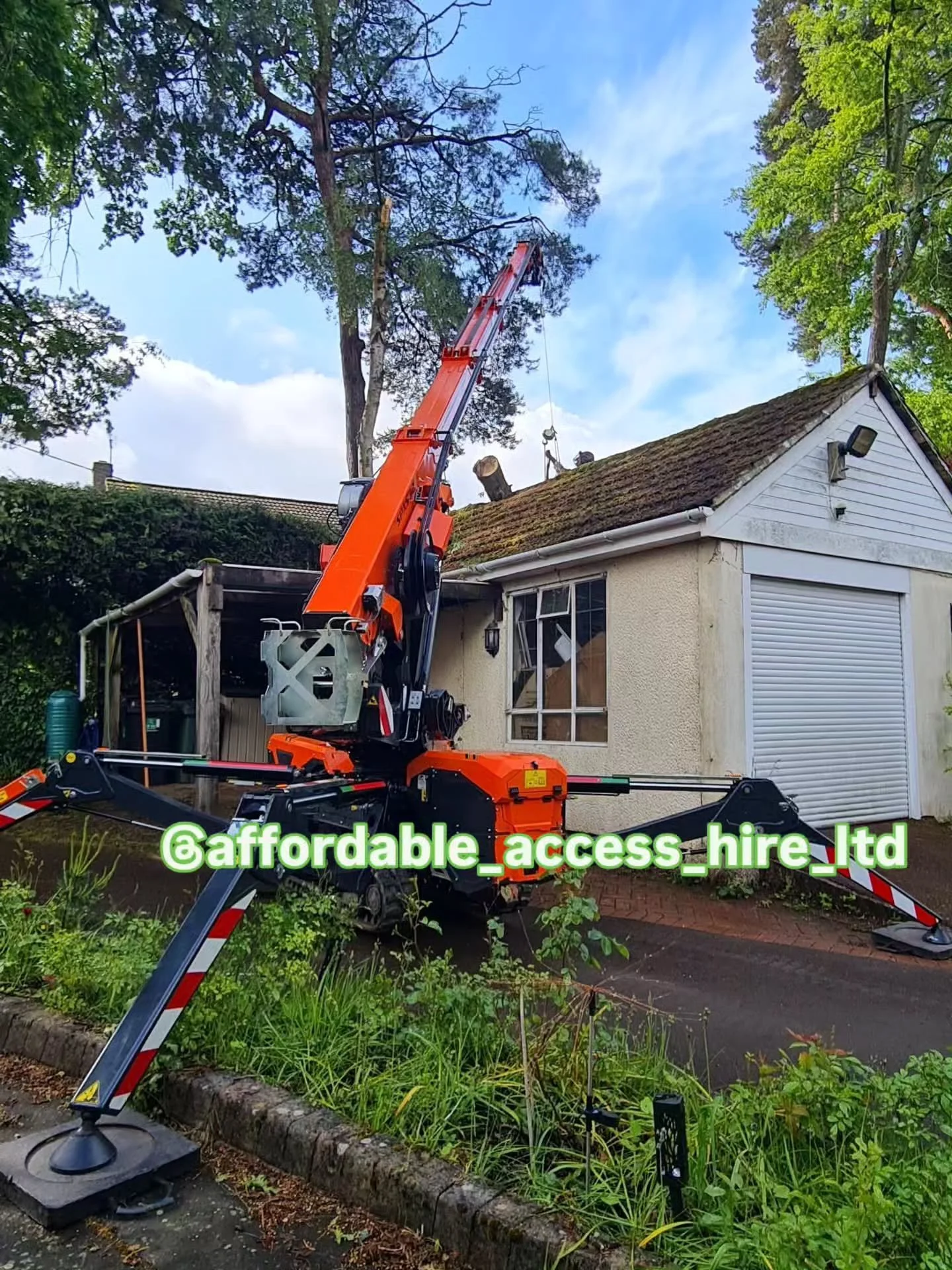 Called in erly in the week to assist a nother local tree firm  operating  @affordable_access_hire_ltd  #jekkospx532  to  safely remove  this  turkey oak stem  that had come to rest on a  garage  roof.

Contact @affordable_access_hire_ltd
info@afforda
