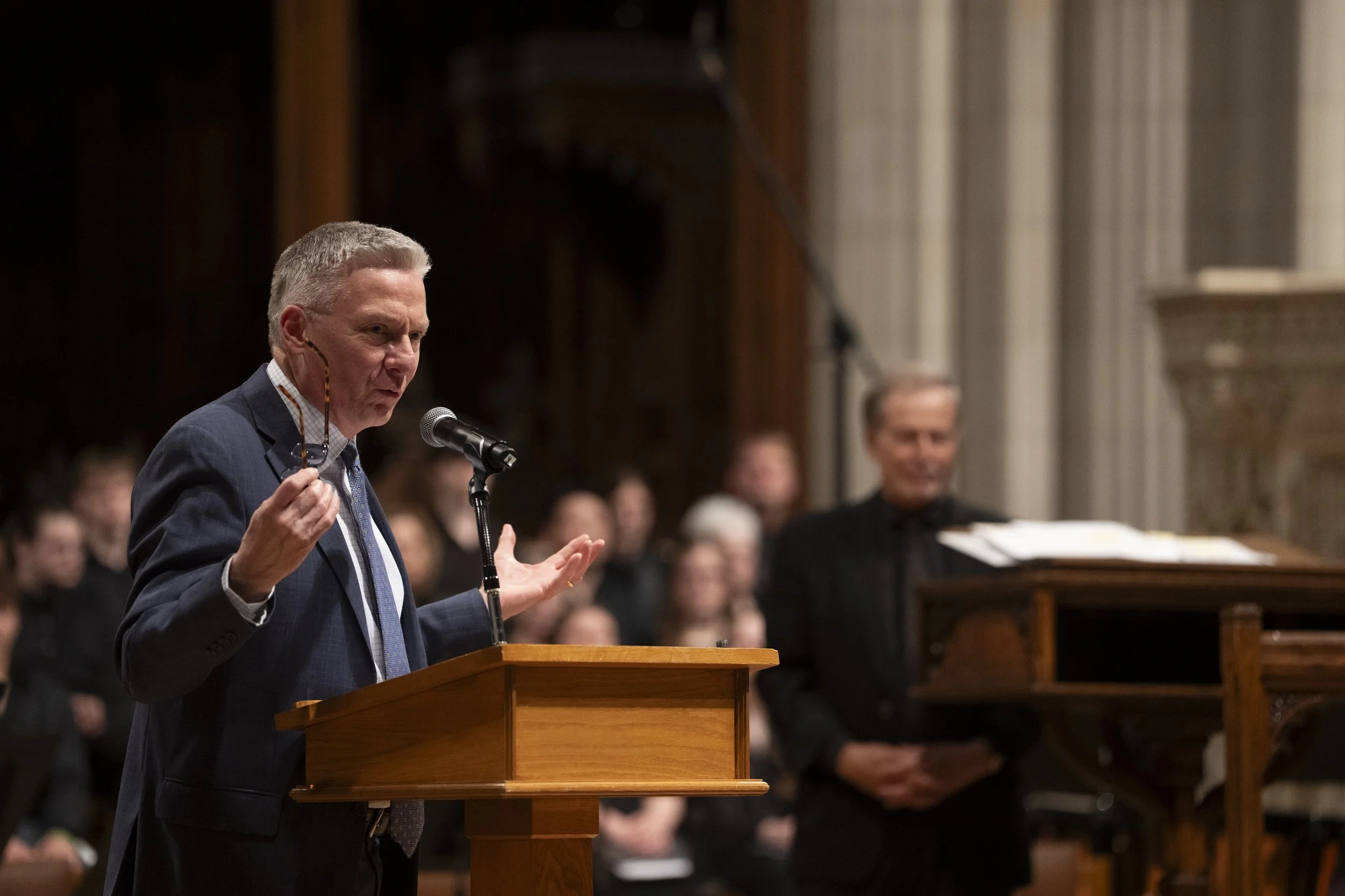 Randall conducting concert with readings by NBC Senior Correspondent, Tom Costello 