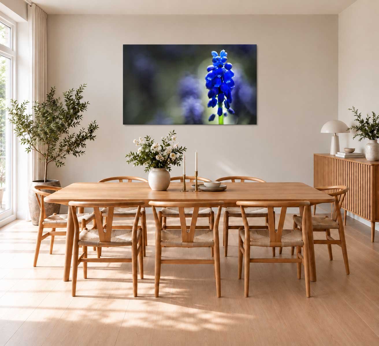 Skandinavisk-spisestue-med-blå-blomsterkunst(1).jpg