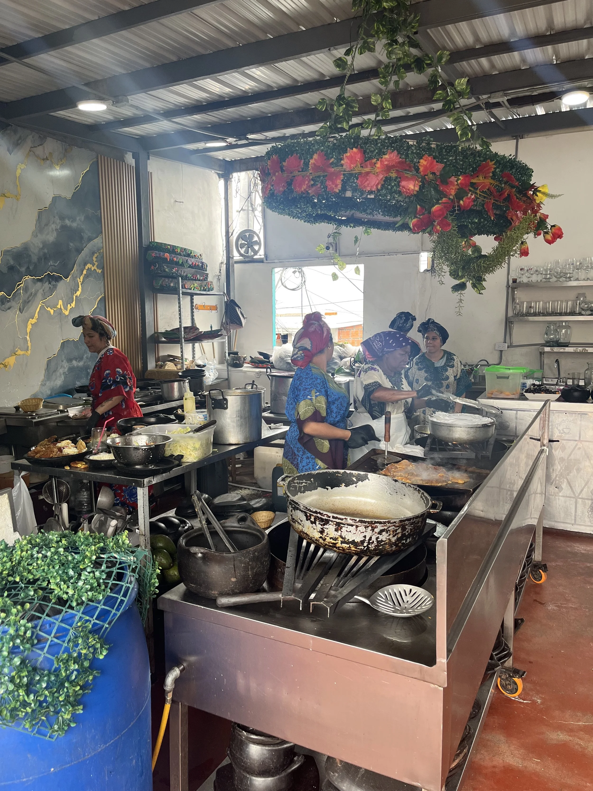 Women cooking in Berracas de la 13 restaurant kitchen