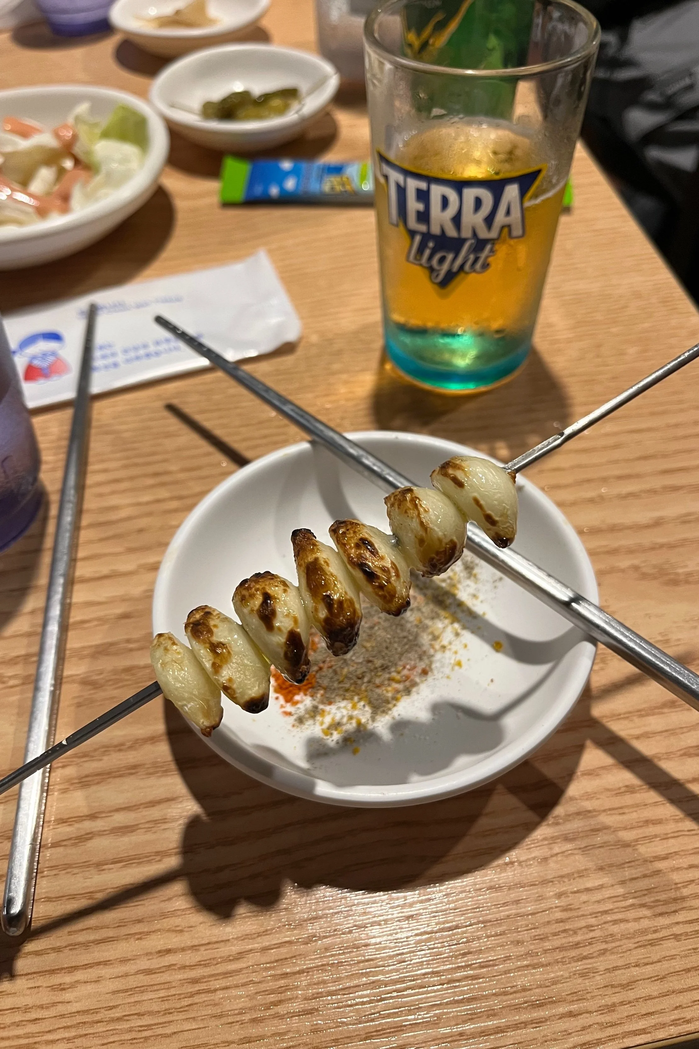 Korean vegetarian kebabs made of 7 gloves of grilled garlic