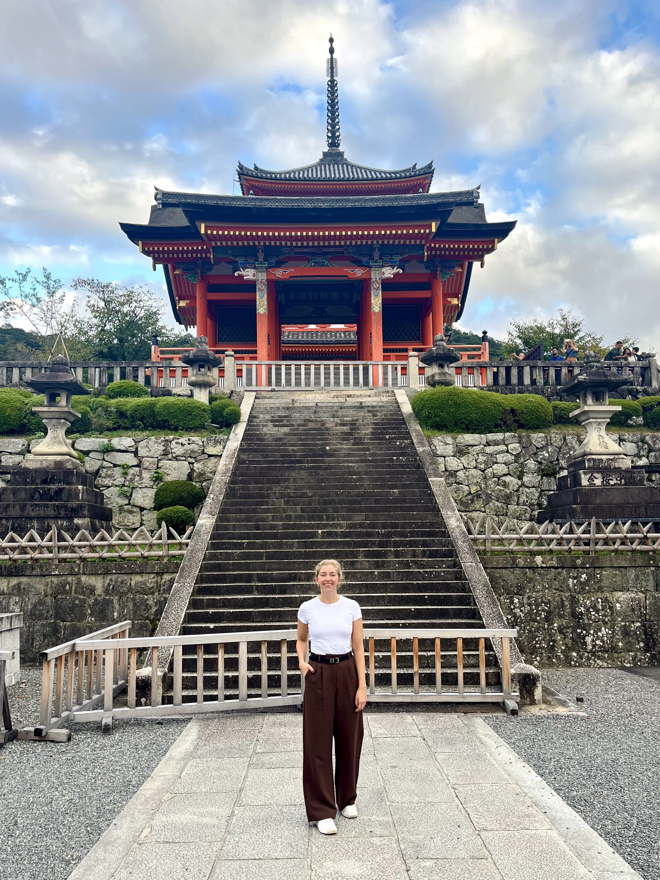 Laura standing in front of Kiyomizu temple in Kyoto, Japan