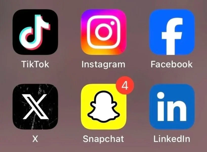 Social media app icons with Snapchat having the red notification badge on