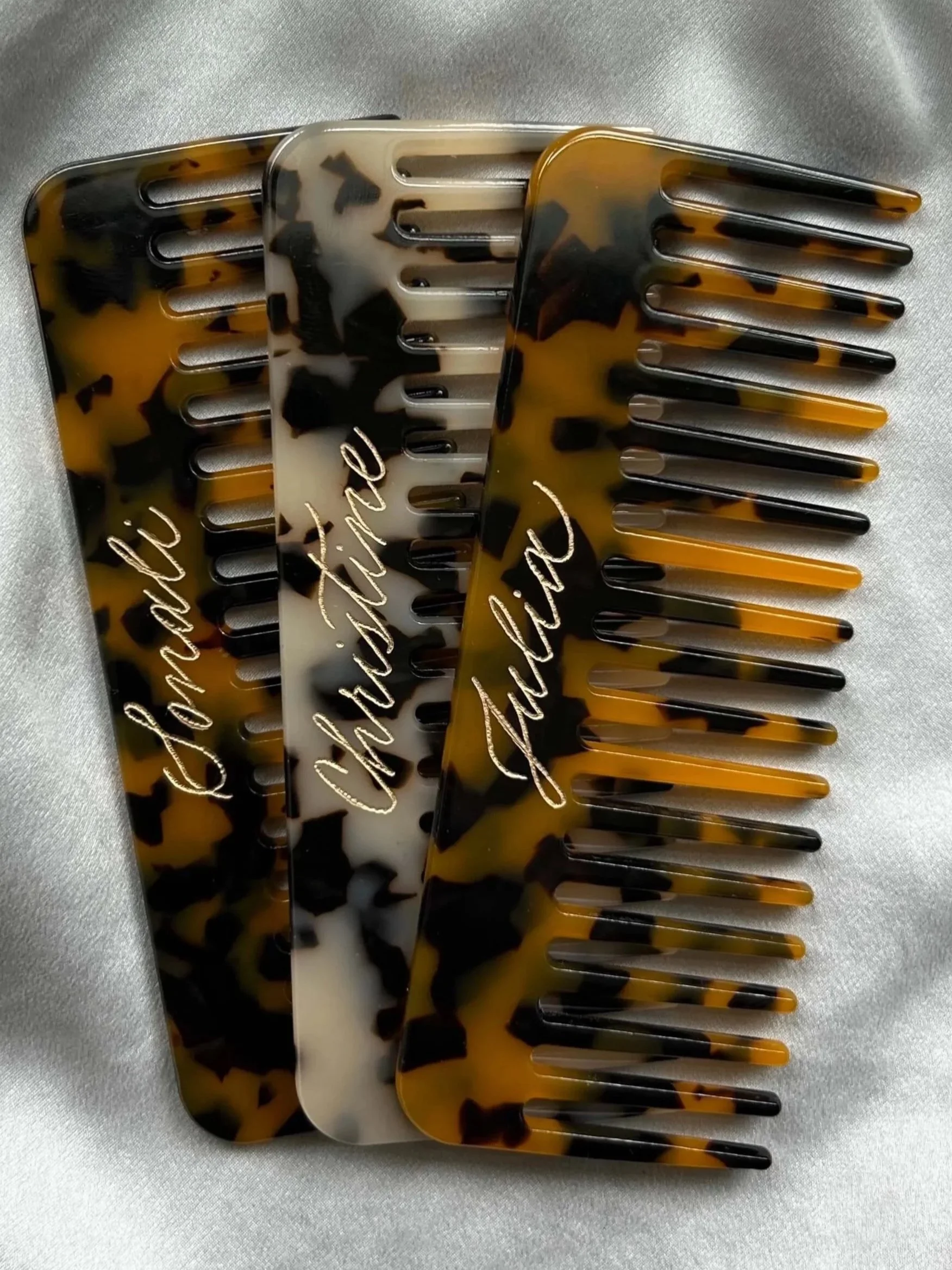  Engraved hair combs with personalized names, perfect for bridesmaids or live event favors.     
