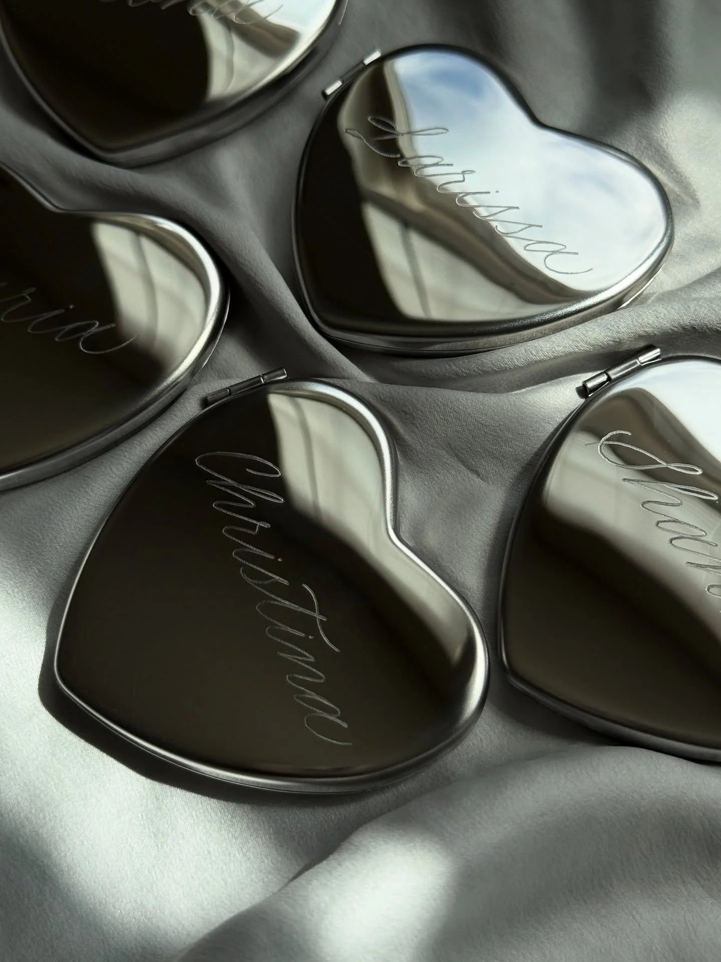 🤍 Purse Essentials | Personalized and Hand Engraved Compact Mirrors 🪩🍸✨

I&rsquo;ll probably never stop yapping about how much I love these heart shaped compact mirrors! They&rsquo;re so chic, they have a nice luxurious feel to them, and they are 