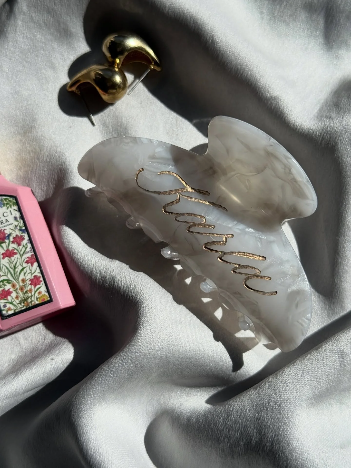 💕 Pretty Hair Accessories + Personalized Touches = A Match Made in Heaven 🤍✨

Two things about me: I love personalized gifts, and I love chic hair accessories, so naturally I&rsquo;m OBSESSED with engraving these glossy hair claw clips! And don&rsq