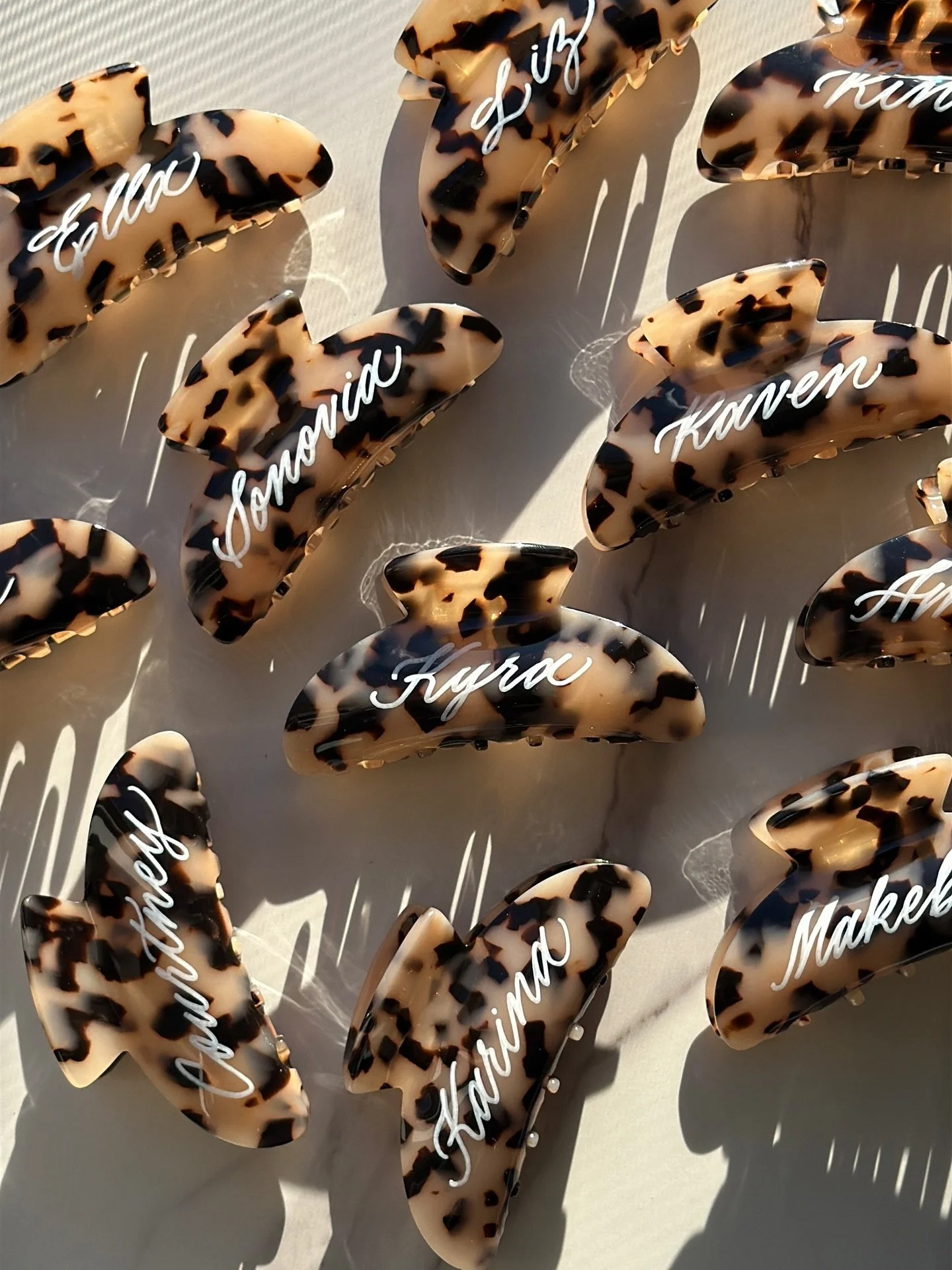 🤍 Favorite Gift Engraving Snapshots From the Week 📱✨

The studio was filled with the sound of engraving this week and I was in the zone! Iykyk, engraving is my favorite method of personalization, especially when there are a variety of surfaces and 