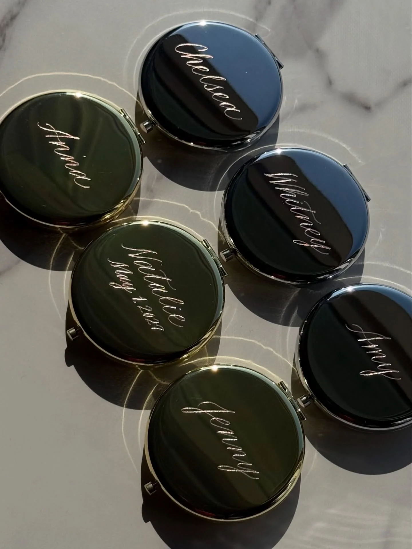 🤍 A Handful of Favorite Snapshots | Custom Engraved Compact Mirrors 🪞✨

Something I love most about engraving these compact mirrors is the level of customization that can be added to each and every commission. For my most recent commission, the bri