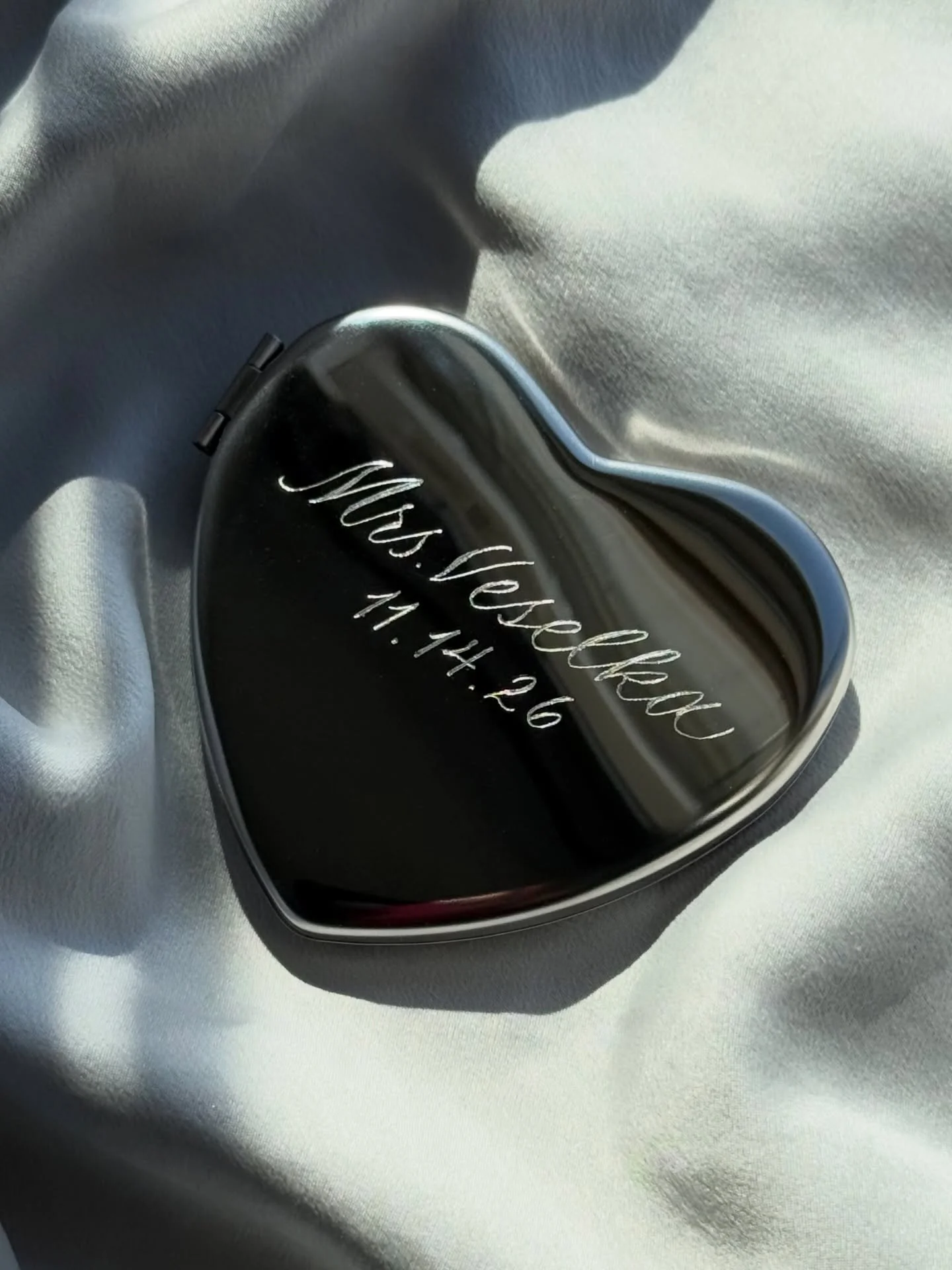 🤍 Hand Engraved Compact Mirrors and Cake Serving Sets | Surfaces That Taught Me Patience ✍🏾✨

Metal is an unforgiving surface.

Every mark stays. Every detail shows. Even the finishing, the soft polishing at the end, has to be done with care.

Befo