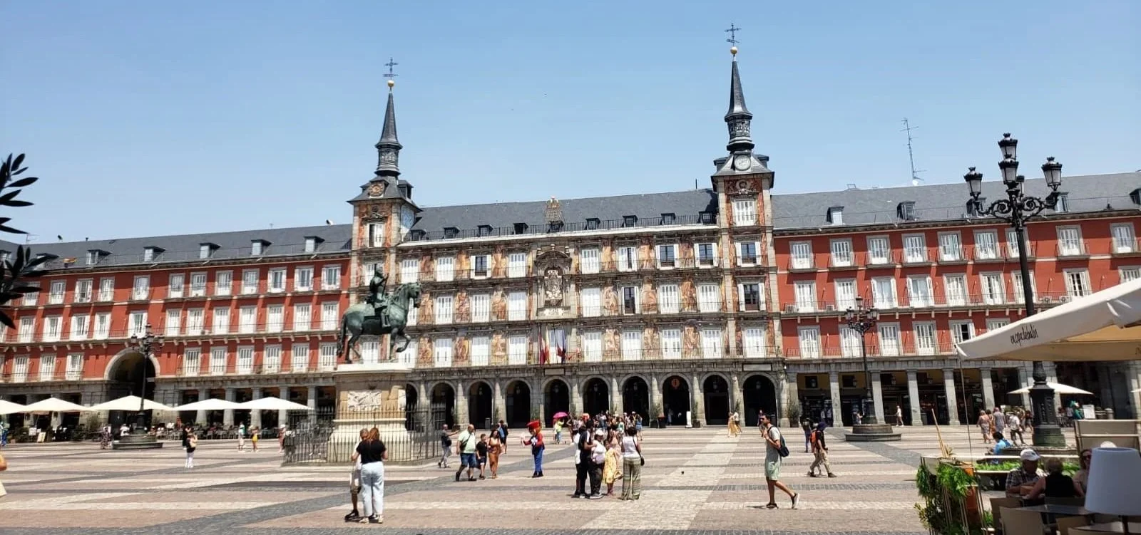 City square in Madrid during the daytime