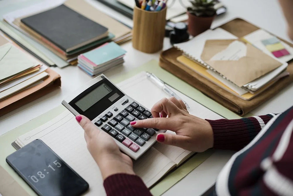 woman-accountant-working-on-the-desk-2022-12-15-22-59-04-utc.jpg