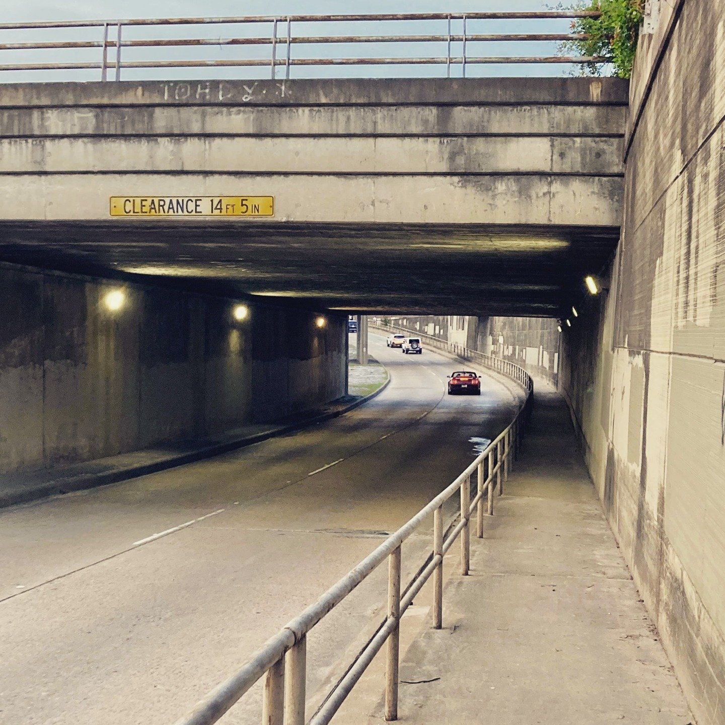 The Studemont Tunnel got a makeover and it's spectacular!
Huge thank you to Walk and Roller @centannidavid!
He's been working with the city since November, 2024 to get the lights repaired and the sidewalk cleaned up.
This is what's possible when mem