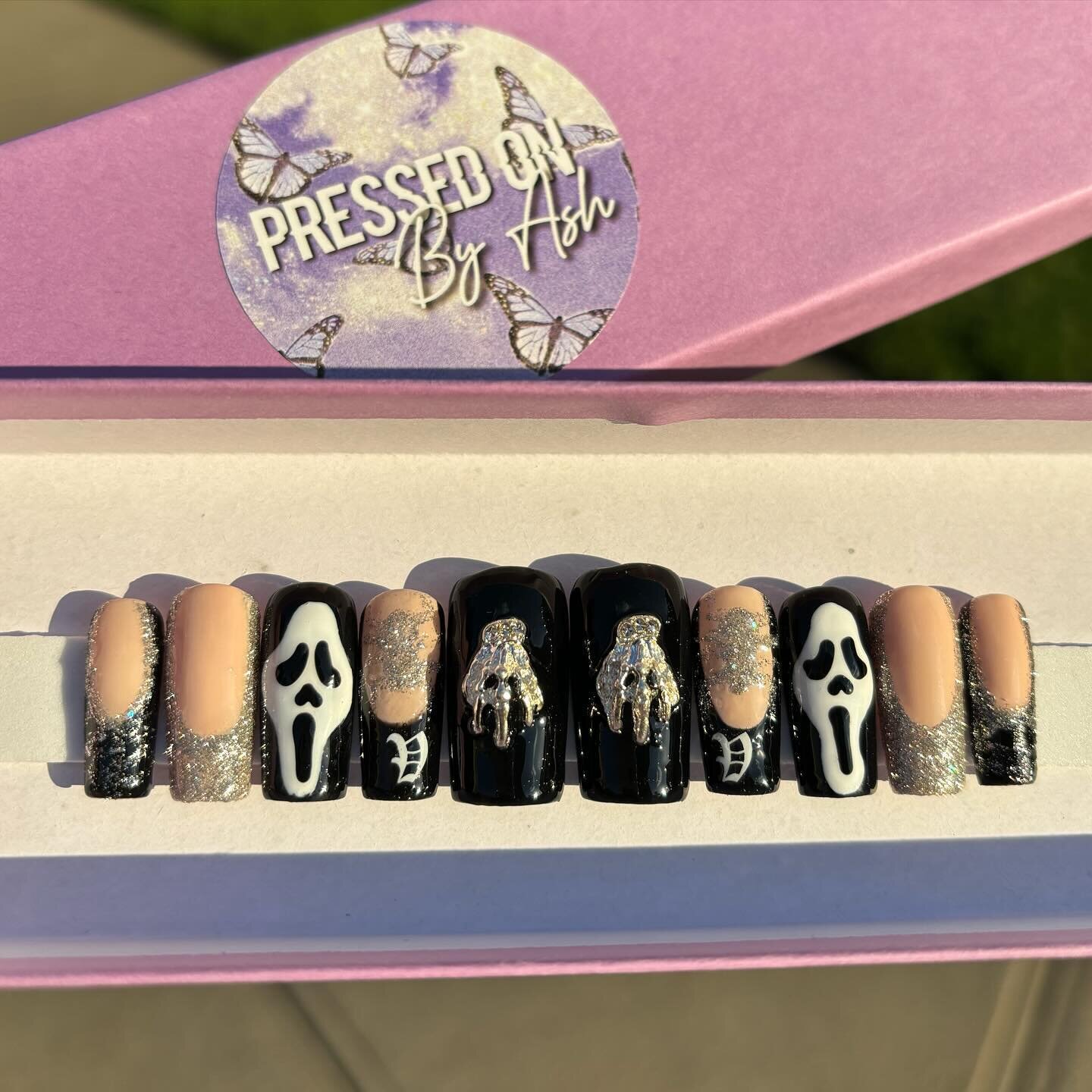 IT&rsquo;S SPOOKY SZN 🔪🩸
-
- Follow @pressedonbyash for more. ❤️
-
- - #halloweennails #makartt #beetlesgelpolish #gelpolishnails #pressonnails ##pressedonnails #pressedonbyash #screamnails #ghostnails #nailinspo #nailinspiration #pressonmanicure #