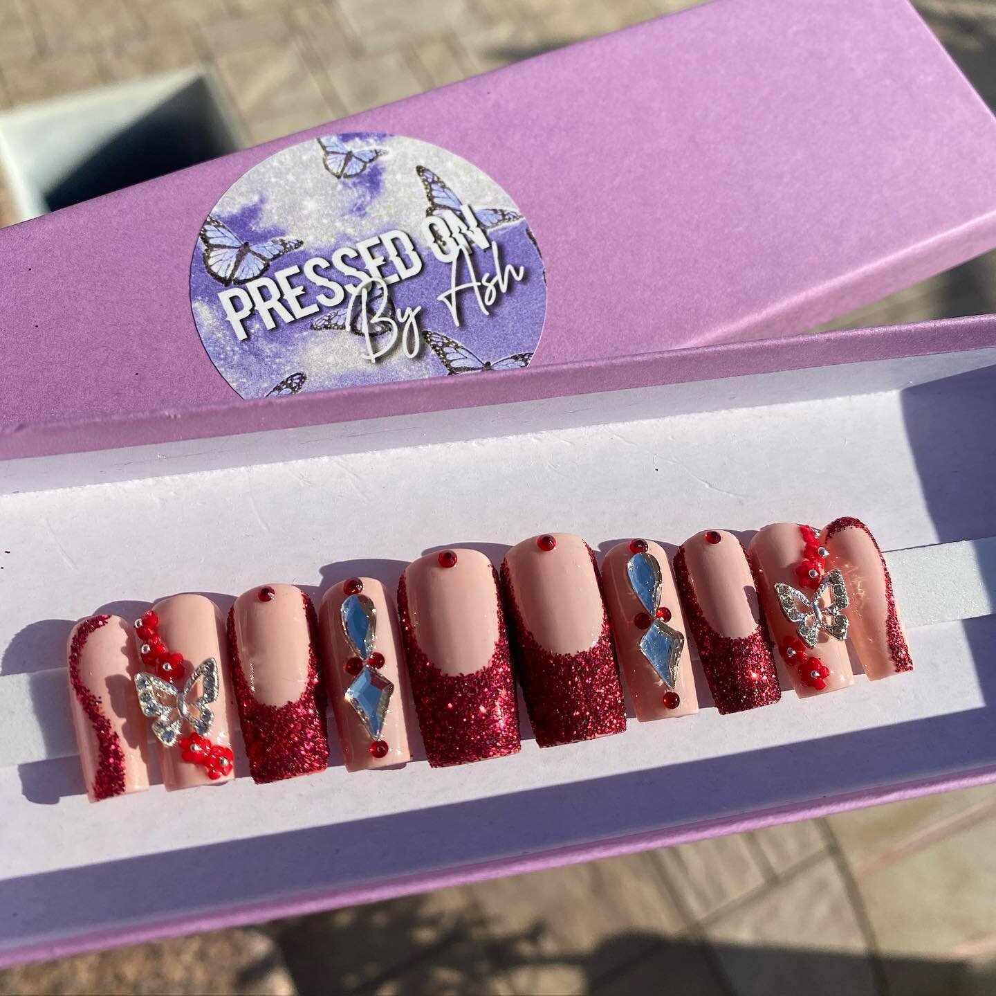 SHE&rsquo;S BACK 🤭❤️ 

Hii my loves! DM me if you&rsquo;re interested in purchasing a set and/or if you have any questions :) Officially taking orders again, which includes NYC and nationally based.

- #nails #pressonnails #pressons #pressedonnails 