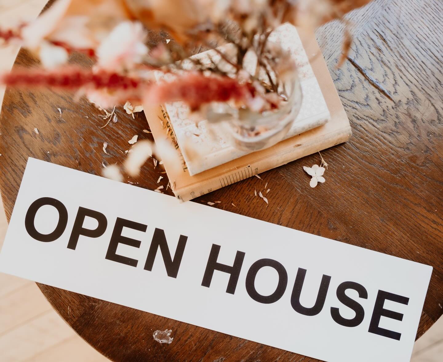 Add this home to your weekend tour list 🤍

Open house: Saturday March 28 from 1-3pm ✨ 

📍5610 Campling Avenue 

Details: 
- 4 bedroom
- 4 bathroom 
- 1,414 sq ft 
- fully developed bsmt
- potential income suite
- landscaped yard 
- 2 car parking pa