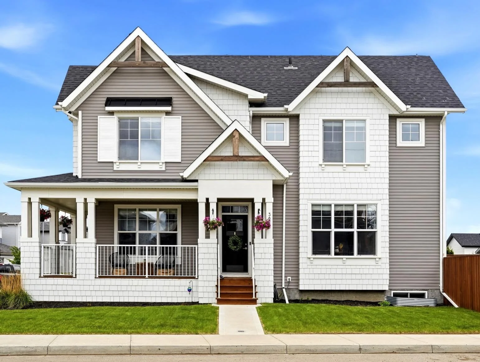 Add this beautiful home to your weekend tour list 🤍

OPEN HOUSE: Saturday June 6 from 1-3pm✨ 

Details: 
- 4 bedroom
- 4 bathroom 
- 1,601 sq ft
- 2 car garage 
- built in 2020
- fully finished bsmt 
- spacious &amp; landscaped corner lot 
- Nearby 