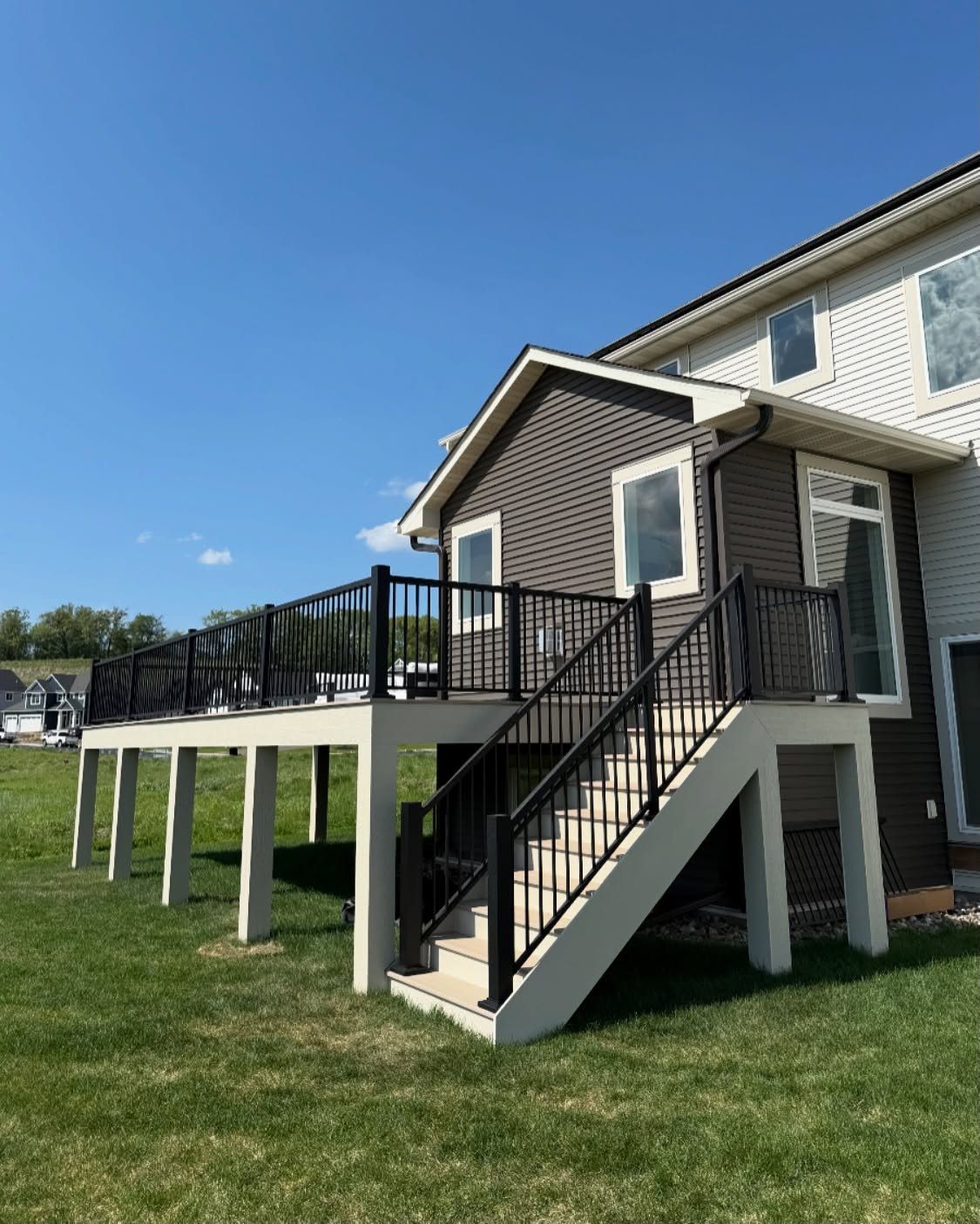 Built to last, designed to relax&mdash; with low-maintenance materials that do the hard work for you 🔨

Built by @northerncraftbuilding using @timbertech decking and @mvainc STAR Aluminum railing

#deckbuilding #deckbuilder #decksofinstagram #deck #