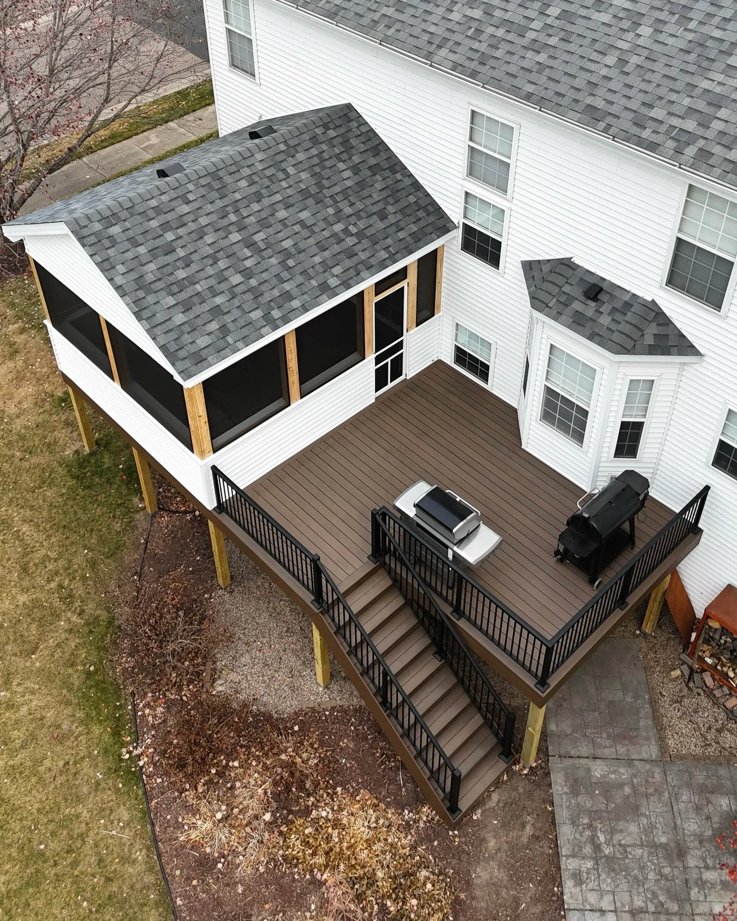 Drumroll please... 🥁 Here it is&hellip; our EP Porch &amp; Deck project reveal! Out with the old deck, and in with a brand-new, custom 14&rsquo; x 16&rsquo; three-season porch paired with a 16&rsquo; x 16&rsquo; deck.

This project features:
➡️ @tim
