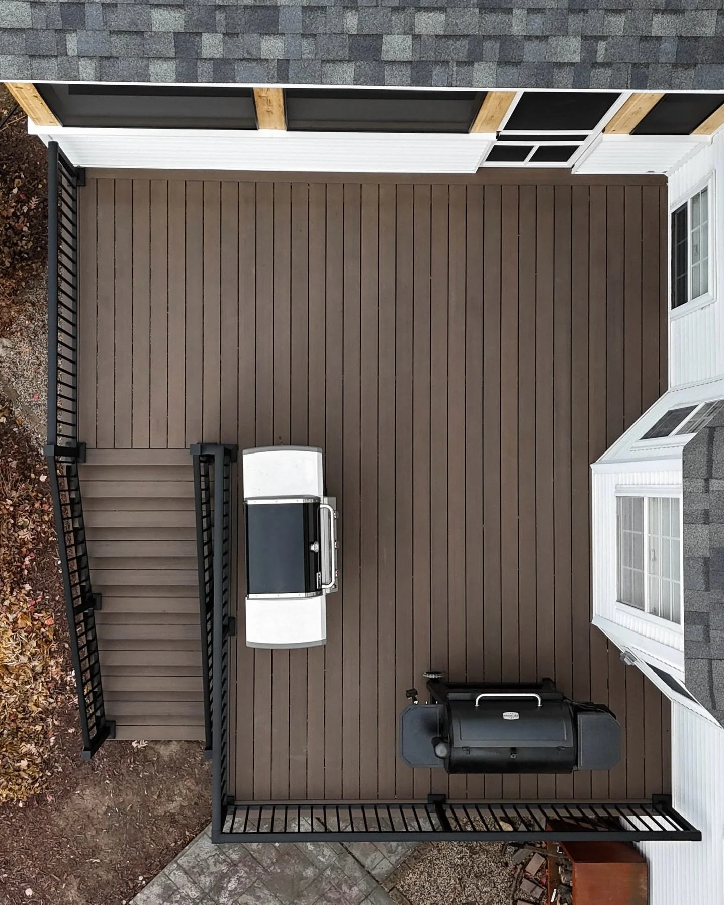 #deckthehalls with @timbertechpros 🌲🔨 This project features @timbertech Edge Prime+ decking in the color Dark Cocoa. 

Let us know what you think 👇

#northerncraftbuilding #timbertech #deckbuilders #deckbuilder #decks #decksofinstagram #deckdesign