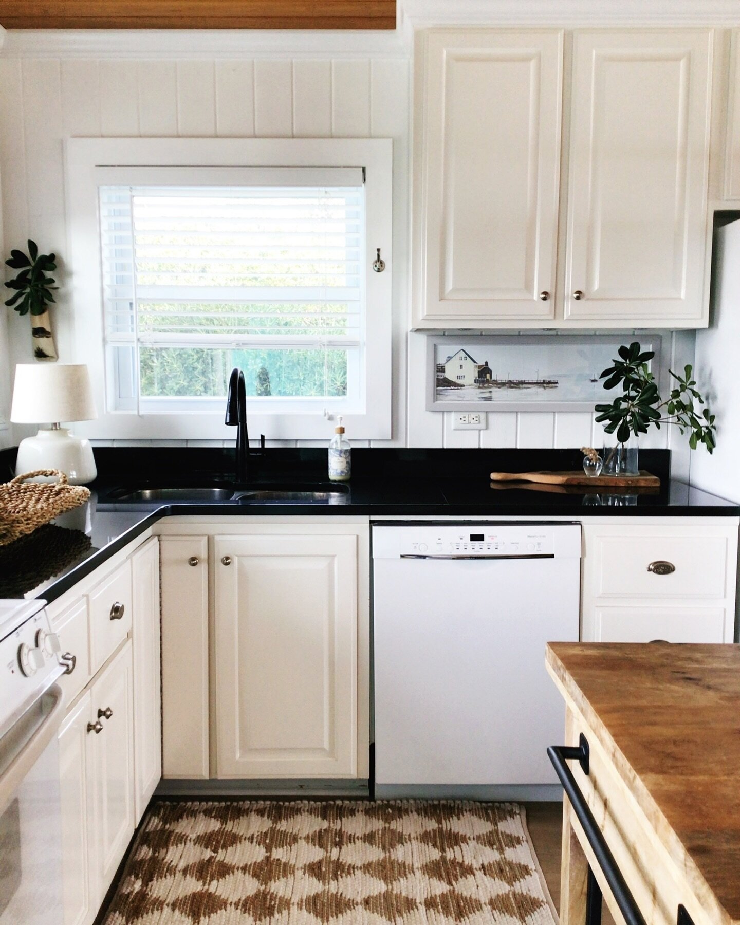 We love a classic beach cottage kitchen. Layering in sea side art, a vintage lamp, a natural fiber rug and a rustic wood kitchen island take the whole cozy factor up a notch. 

#crappyiphonepicsaremyjam 
.
.
.

#chartreusedesign #chapelhillinteriord