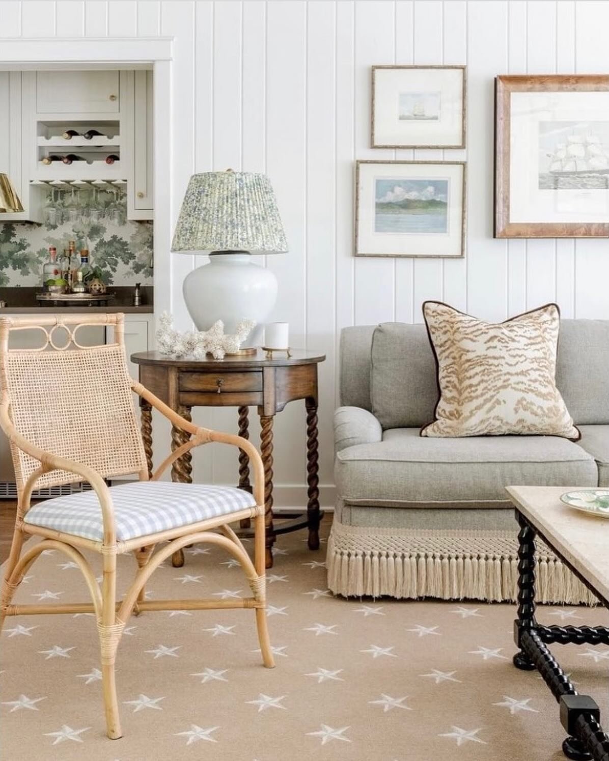 ✨Inspiration✨ Hello stunning star patterned rug! This beautiful living room checks all the boxes for texture and pattern mixing. We&rsquo;re forever fans of woven textures like this pretty rattan accent chair. Throw in a sassy tassel trim, a pretty f