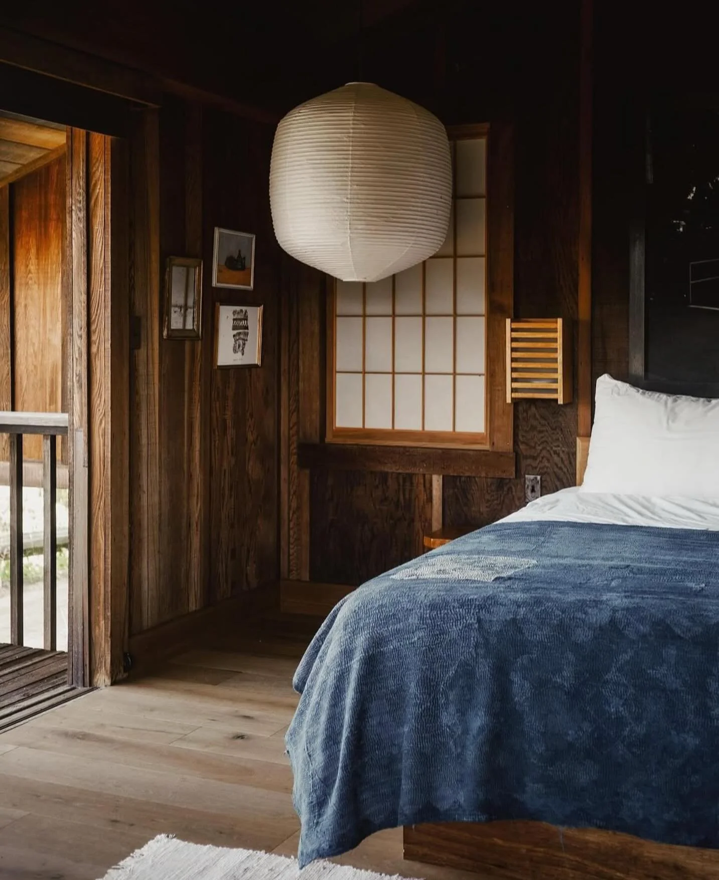 ✨ Inspiration ✨ Todays share is a beautiful Japanese inspired Hawaiian home. The warmth of this wood filled interior and the large paper lantern speaks to the place in our hearts that yearns for minimal designs that lend themselves perfectly to slow 