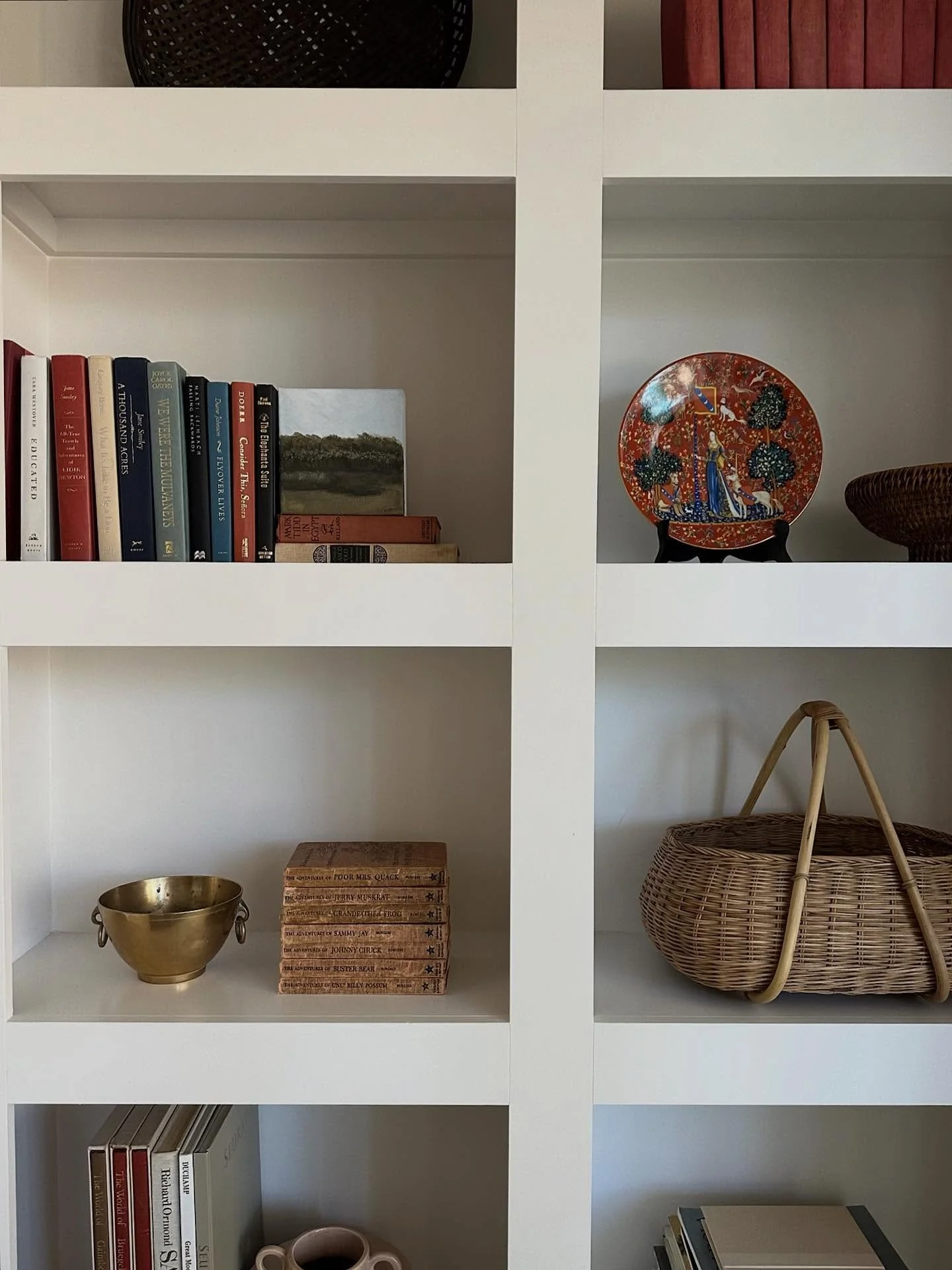 Details make all the difference! Basic built-ins become an interesting focal point when layered well with book collections and meaningful treasures. We love the collected, cozy results 🤍

Design by: @chartreuse.design

📸 by: @ivybrooklane