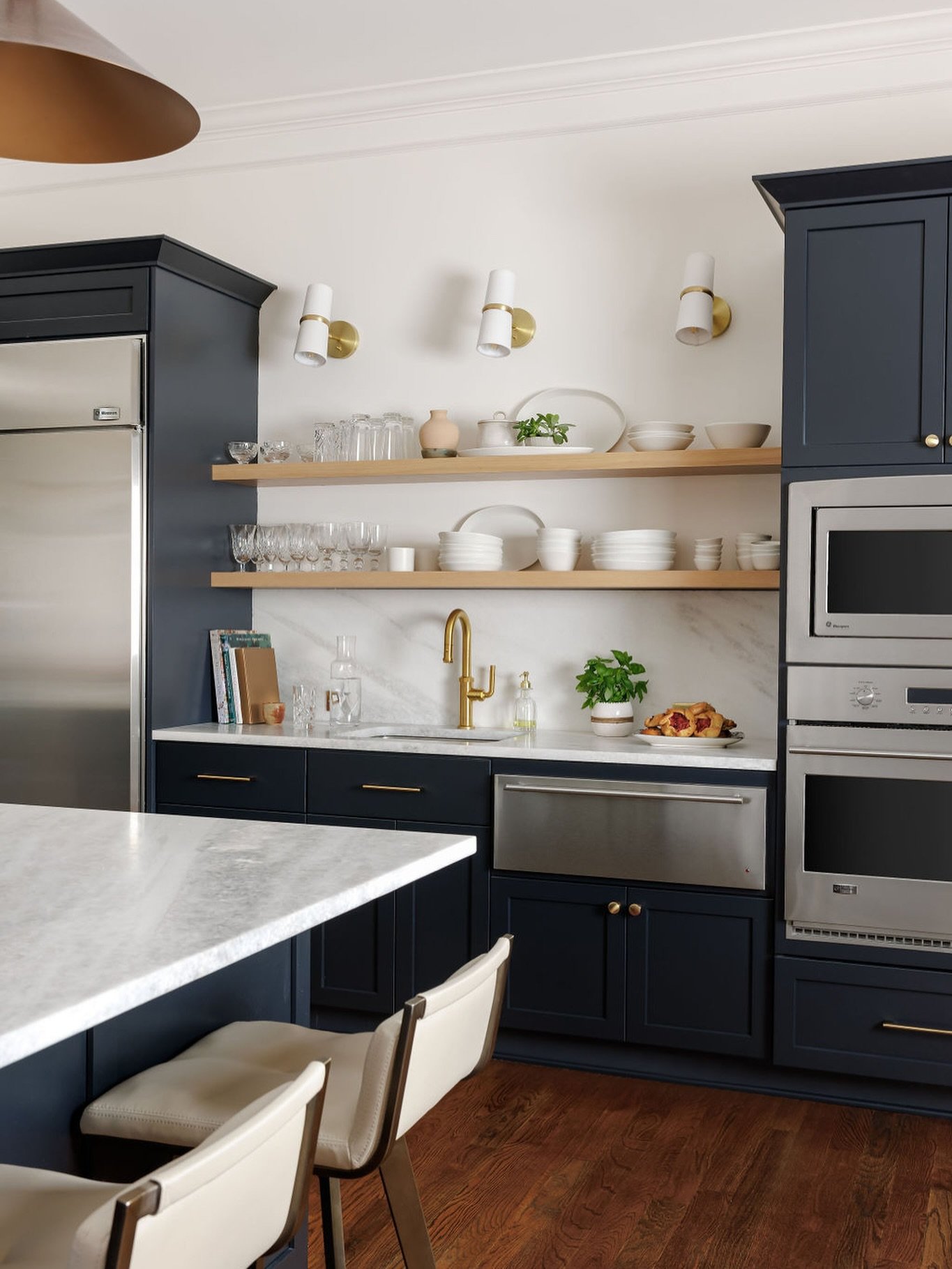 Don&rsquo;t be afraid to re-imagine your kitchen footprint. Making a decision to forgo cabinetry for open shelving is not for everyone, but maybe this will convince you🙂 Our design decision to open up this cabinetry heavy wall balanced the space wit