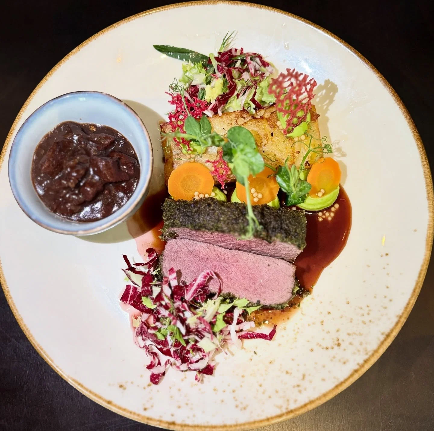 Wild wird&rsquo;s auf dem Teller 🦌✨
Zweierlei vom Reh &ndash; R&uuml;cken &amp; Gulasch &ndash; mit Kartoffel-Tr&uuml;ffel-Schnitte, Erbsenp&uuml;ree, M&ouml;hrchen und dunkler Jus.
Ab Mittwoch, 22.10., bei uns im Friends!
Preis: 34 &euro;

#wild#fo