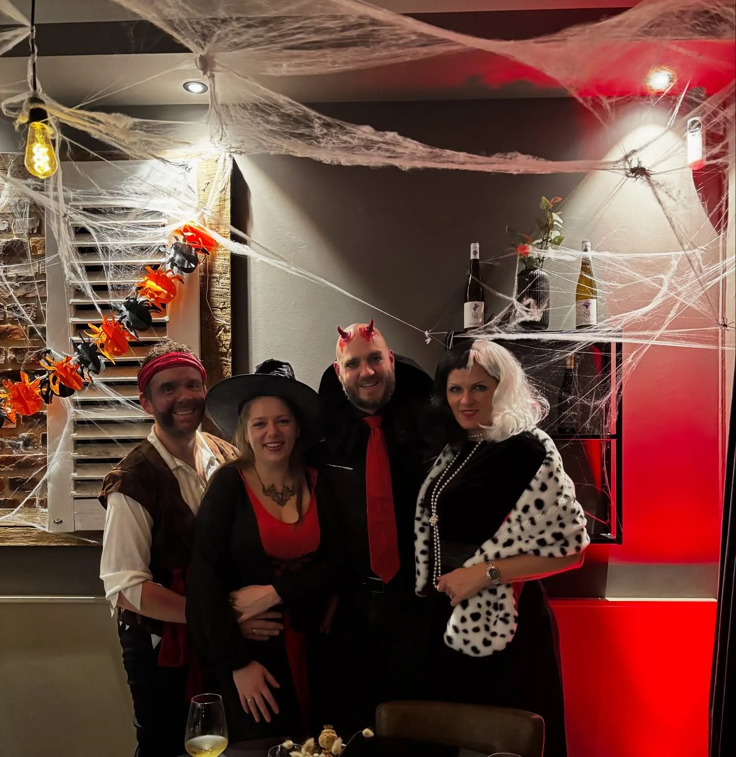 Halloween Party im Friends 🕸️
Danke f&uuml;r die gute Stimmung, die Lacher und einfach einen richtig sch&ouml;nen Abend! 🎃 

#halloweekend #friendswineandfood #dortmund#dortmundcity