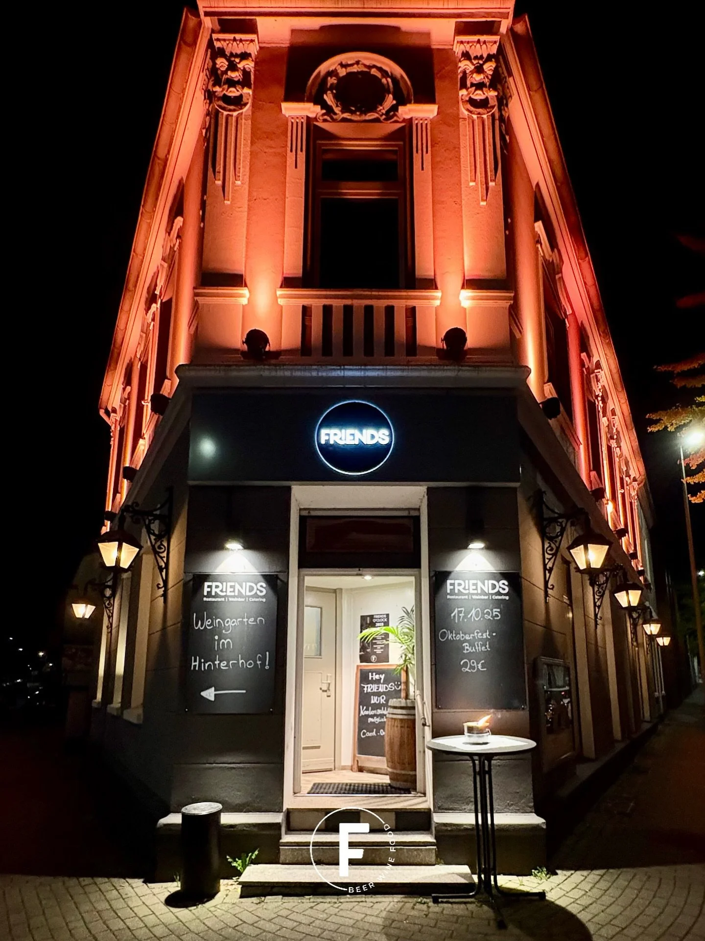 ✨ FRIENDS &ndash; mitten in Dortmund, perfekt erreichbar! ✨

Ob mit Auto, Bus, Bahn oder Uber &ndash; zu uns kommt ihr immer bequem &amp; stressfrei 🚗🚌🚶&zwj;♂️
Direkt an der Wellinghofer Stra&szlig;e, nur wenige Minuten vom Bahnhof entfernt, mit P