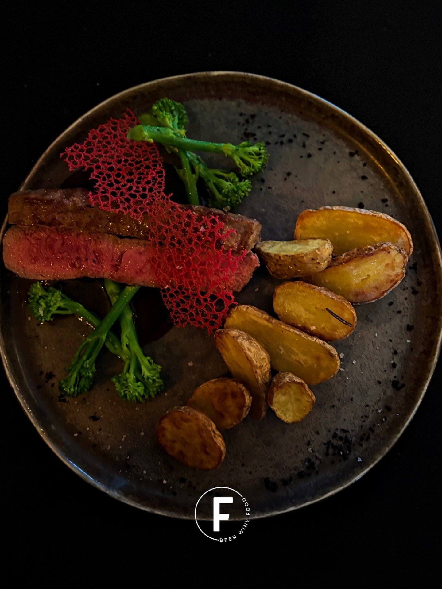 Rosa Roastbeef aus dem Sous-vide 🥩
dazu Bratkartoffeln, Bimi &amp; eine hausgemachte Jus &ndash; mehr braucht&rsquo;s nicht 🤍

#friendswineandfood #friends #roastbeef #dortmundwinebar