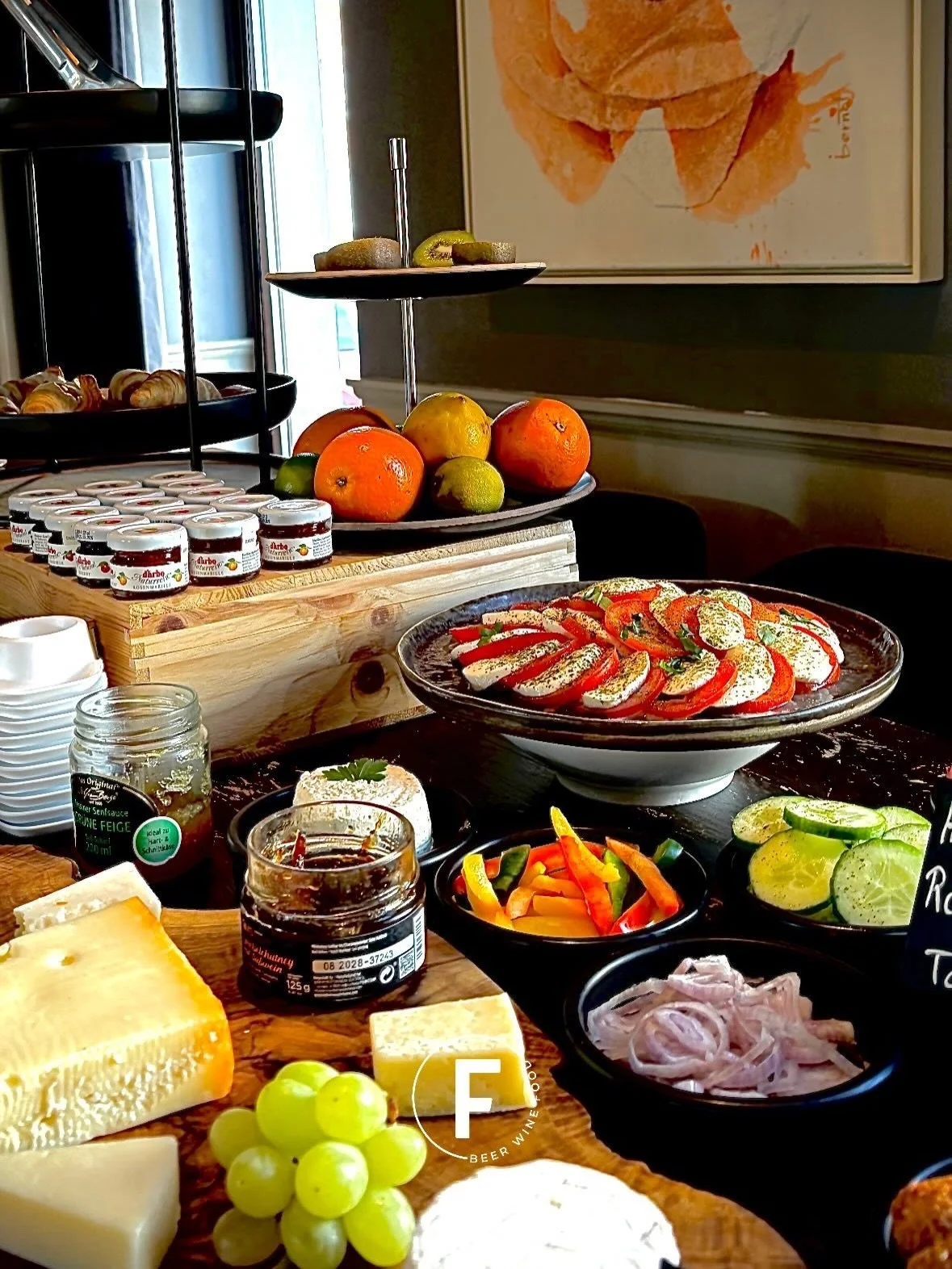 Der n&auml;chste Sonntagsbrunch ist am 1. M&auml;rz 🤍
Mit frischen Eiern 🍳, hausgemachten Pancakes 🥞 , saftigen Ribs 🥓 und einem Gl&auml;schen Sekt 🥂 starten wir gemeinsam in den Sonntag.

#friendswineandfood #sonntagsbrunch #sekt #brunch