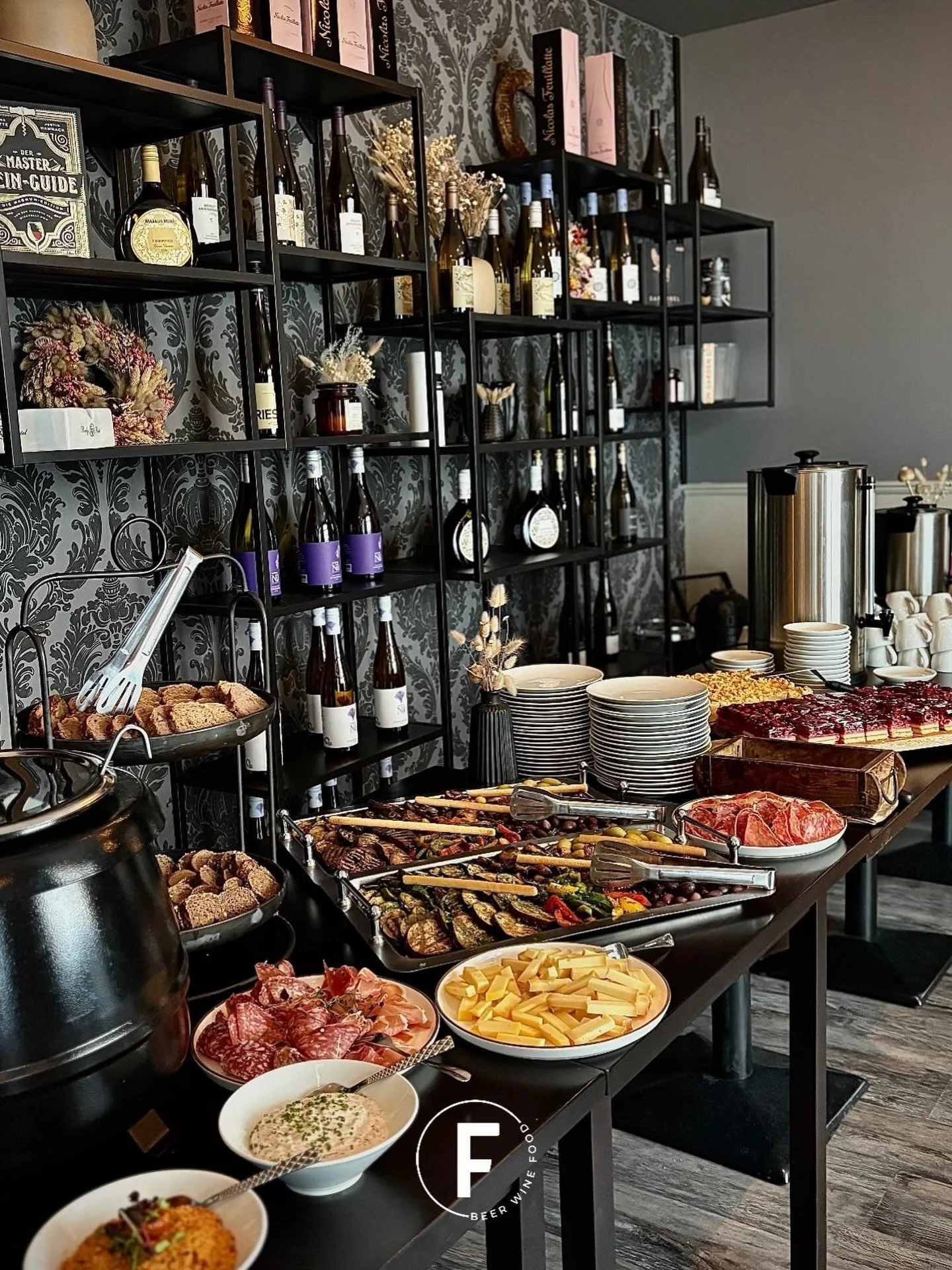 ✨ Ein Ort, der besonderen Anl&auml;ssen gerecht wird ✨
Exquisite Buffets, stilvolles Ambiente und pers&ouml;nliche Betreuung &ndash; im Friends wird jedes Event zu einem unvergesslichen Erlebnis 🍽️🥂

Ob Hochzeiten 💍, Geburtstage 🎂, Konfirmationen