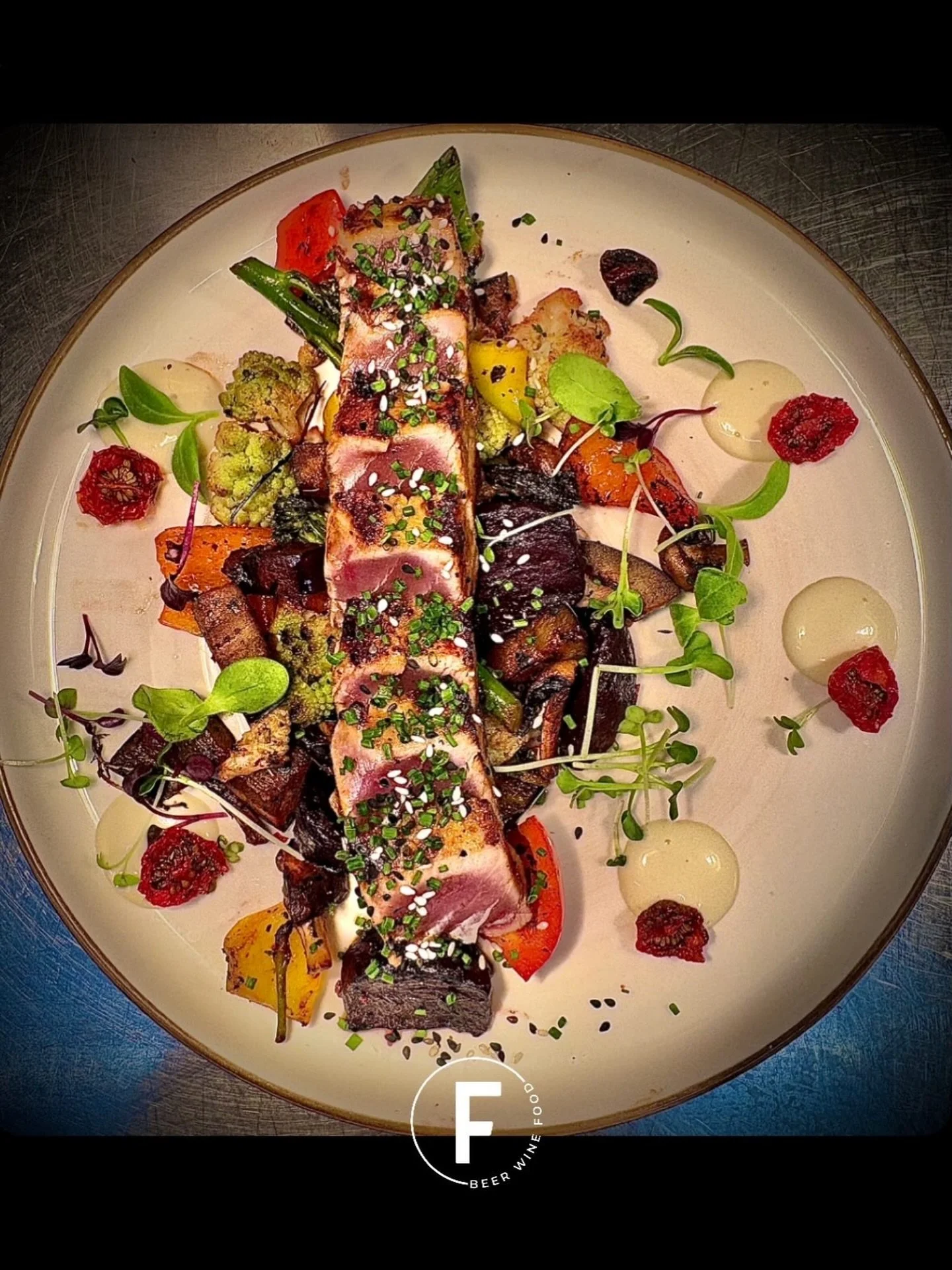 Tagesempfehlung 🍽️✨Zartes Thunfisch-Tataki, serviert auf aromatischem, saisonalem Teriyaki-Gem&uuml;se &ndash; eine harmonische Kombination aus Frische, W&uuml;rze und feiner Eleganz.

Ein Genussmoment, der auf der Zunge zergeht und Lust auf mehr ma