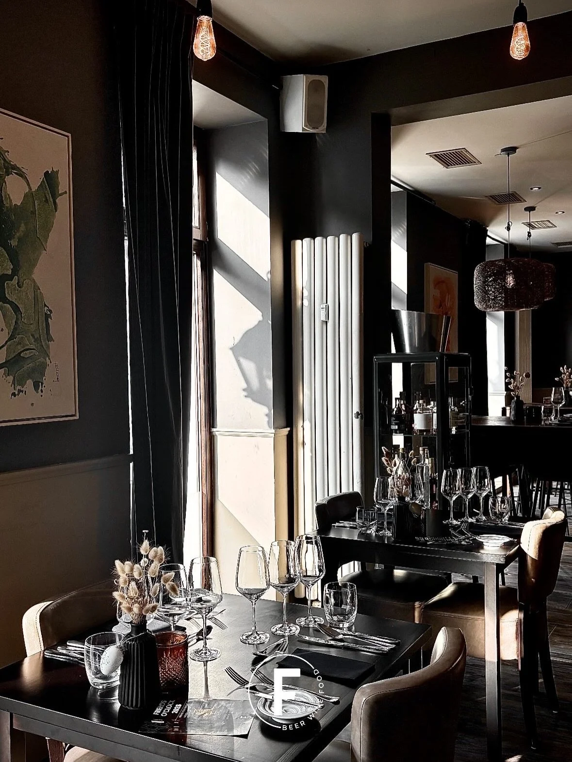 Stilvoll, gem&uuml;tlich, ein Hauch von Luxus &ndash; willkommen im Restaurant &amp; Weinbar Friends in Dortmund. ✨🍷
Zwischen warmem Licht, edlen Weingl&auml;sern und modernem Ambiente wird jeder Abend zu einem besonderen Erlebnis. Ob entspanntes Di