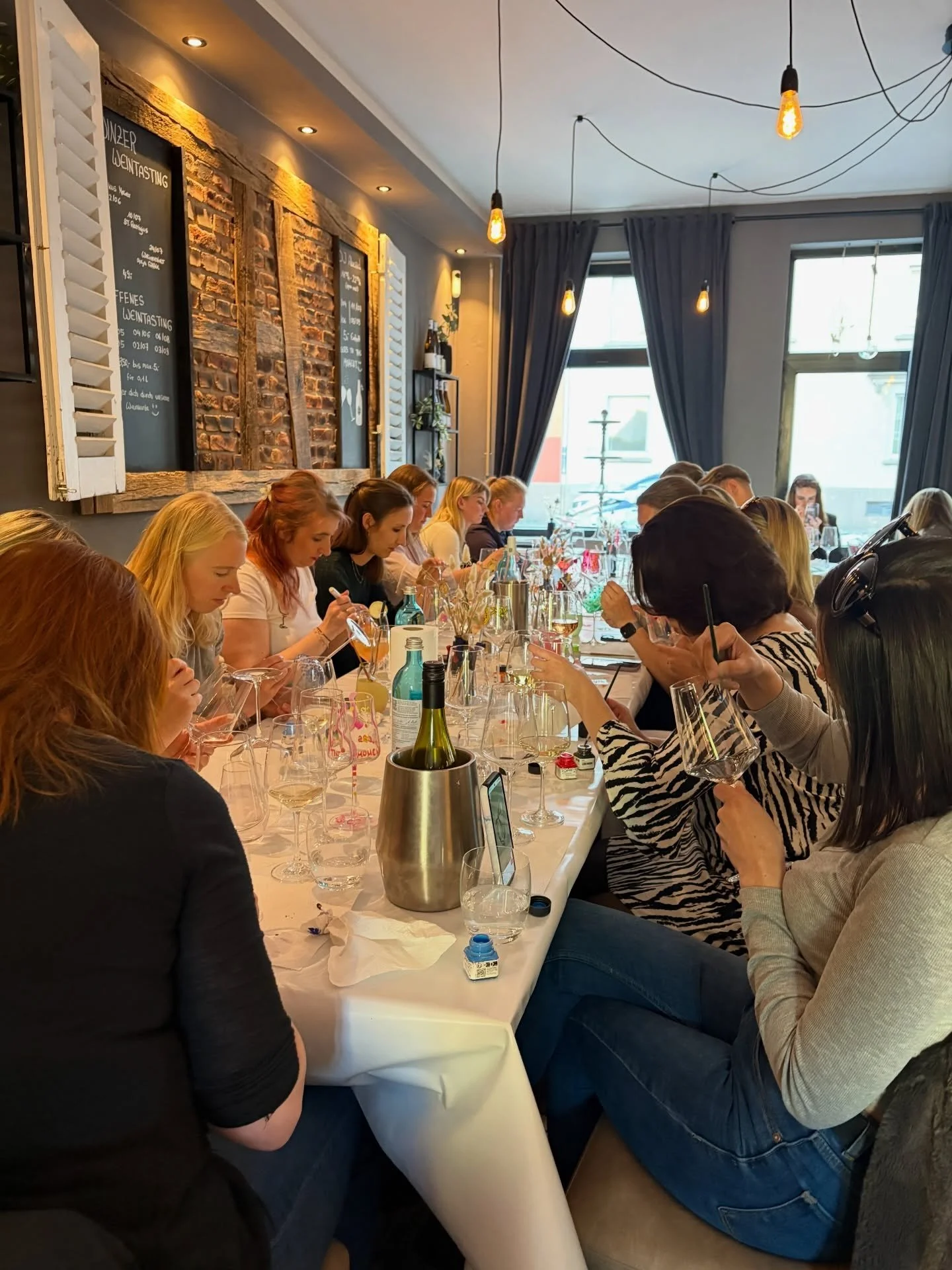 🎨🍷 Weingl&auml;ser bemalen &amp; DJ Night am 13.06. ✨

Freu dich auf einen kreativen Abend mit Musik, Drinks und guter Stimmung! Im Ticketpreis enthalten sind 2 Weingl&auml;ser pro Person, die du individuell bemalen kannst &mdash; inklusive aller M