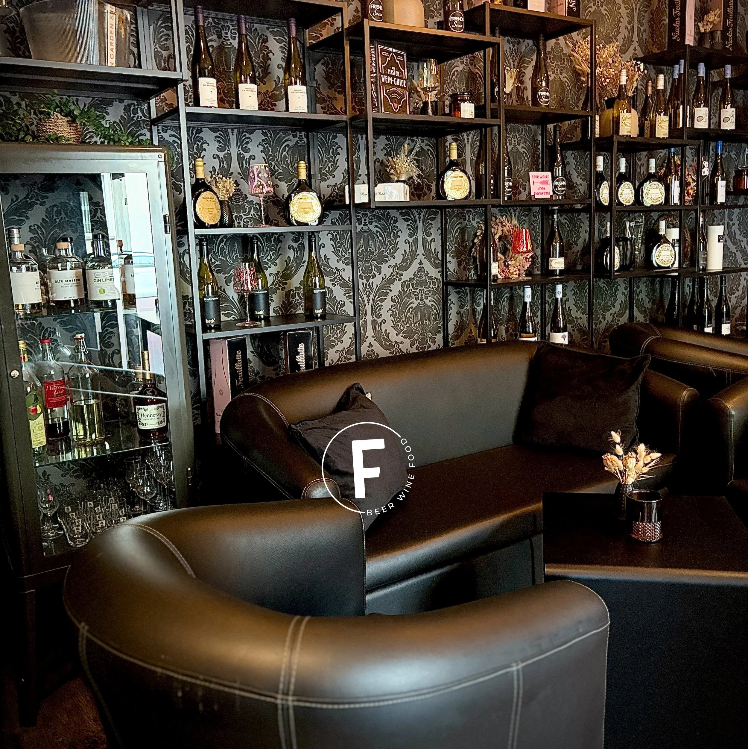 Warst du schon mal bei uns im Friends?

Dann wei&szlig;t du, das Friends ist nicht einfach nur ein Restaurant. Und auch nicht einfach nur eine Weinbar.

Es ist ein Ort, an dem man ankommt und gerne bleibt☺️

Auf ein Glas Wein, das pl&ouml;tzlich zwei