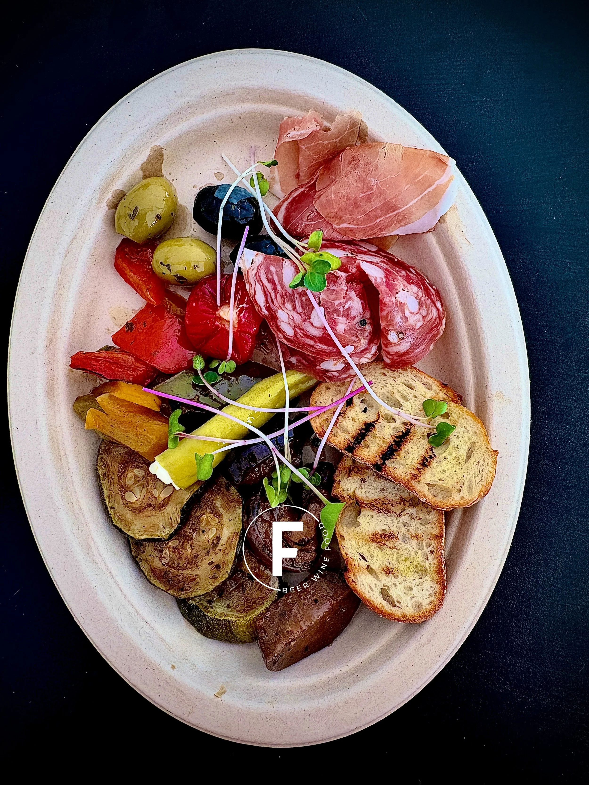 Das ist unsere Antipasti-Platte beim Springefest🤩hausgemachtes Antipasti-Gem&uuml;se, gef&uuml;llte Peperoni, ausgew&auml;hlter K&auml;se, Wurst und italienischer Schinken.

Auch bei uns im Friends bekommt ihr Antipasti. Die Zusammenstellung bei uns