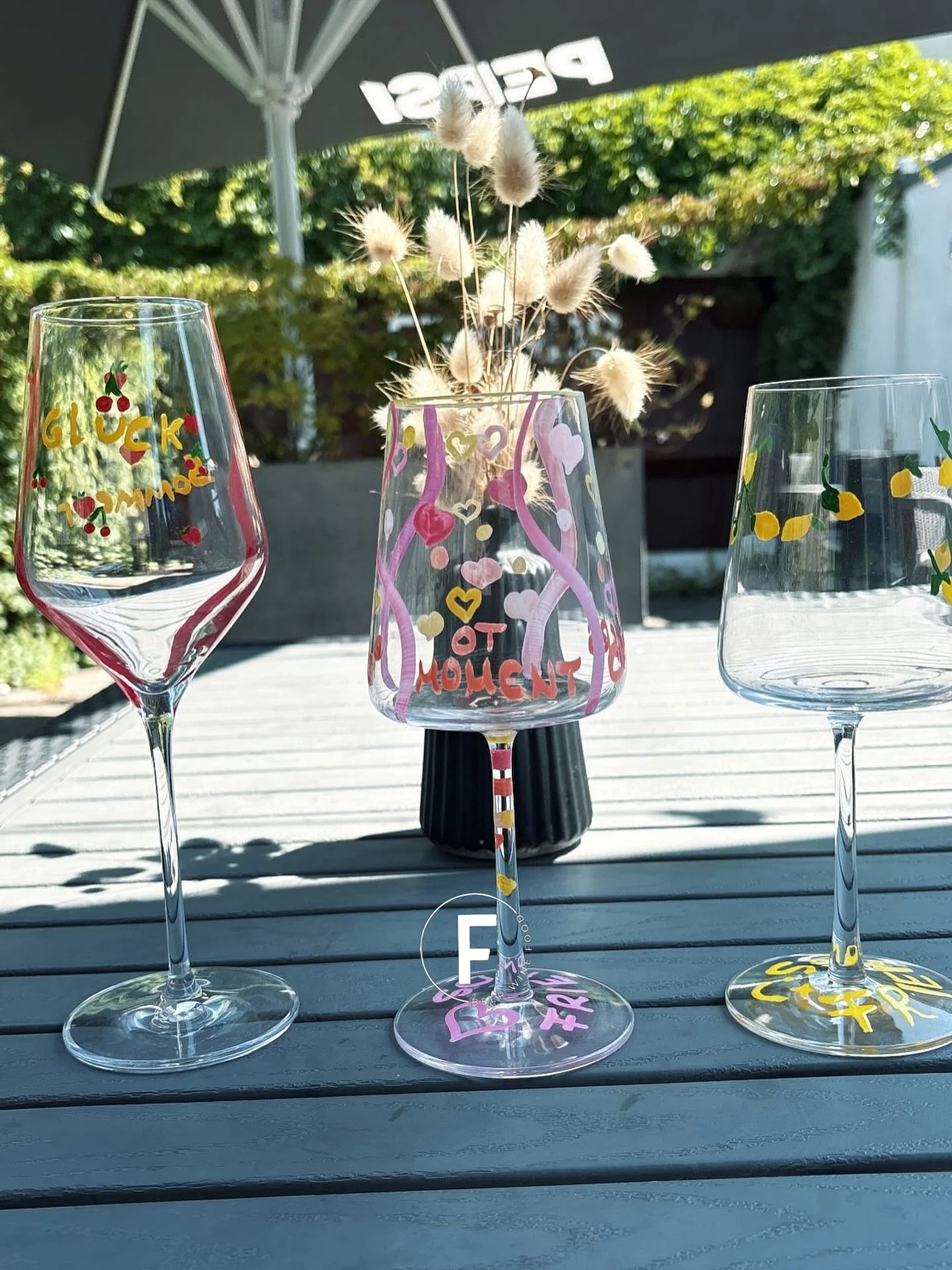 Manchmal braucht es gar nicht viel 😊&ndash; ein gutes Glas Wein, ein bisschen Kreativit&auml;t und einen sch&ouml;nen Abend in netter Gesellschaft.

Am 31.07. findet wieder unser Weingl&auml;ser-Bemalen statt. Wenn das Wetter mitspielt, verbringen w