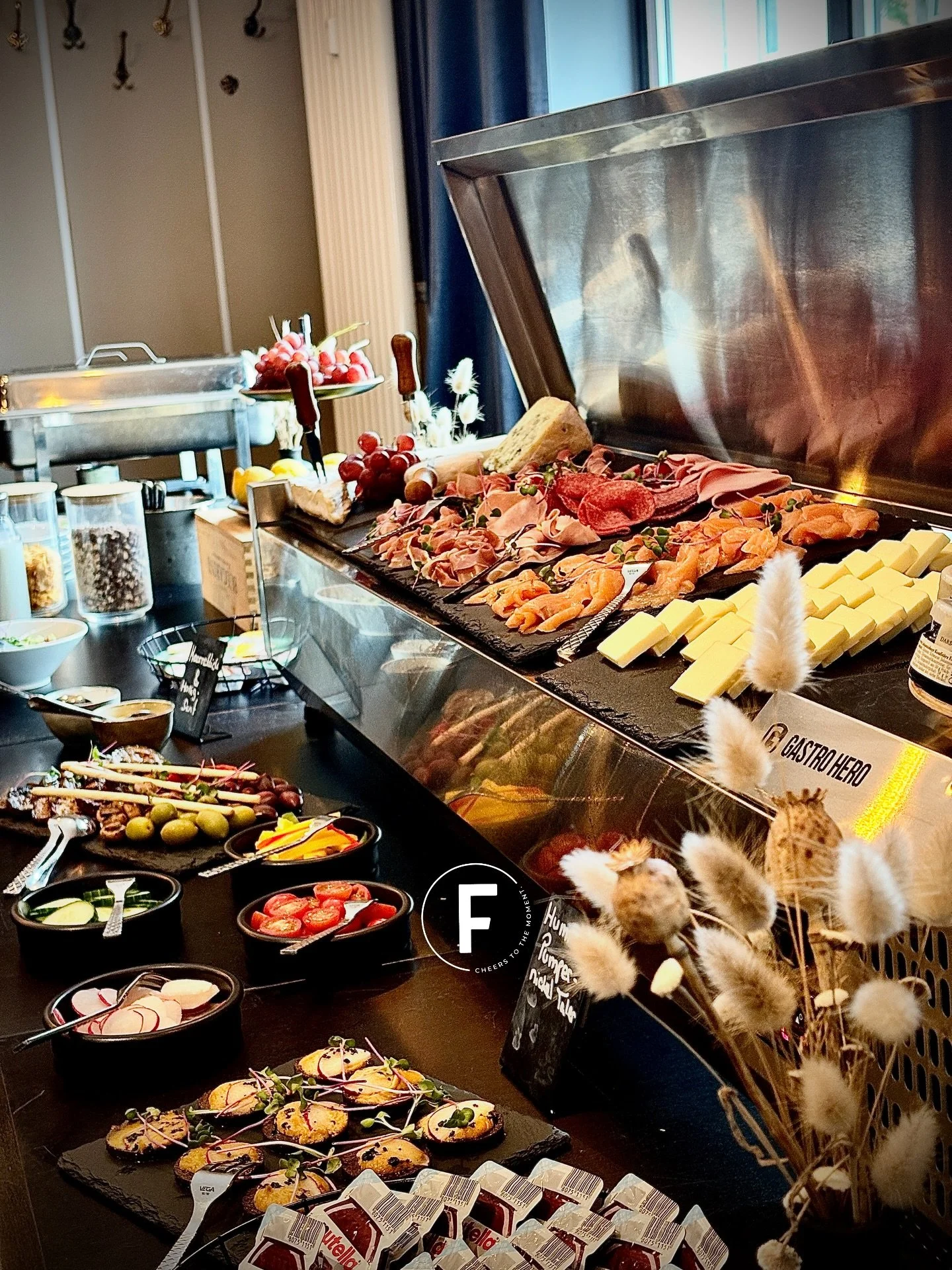 Der Countdown l&auml;uft&hellip;😜

Am 06.09. ist es wieder soweit &ndash; unser beliebter Sonntagsbrunch l&auml;dt euch zu einem genussvollen Start in den Tag ein.

Freut euch auf ein reichhaltiges Buffet mit einer gro&szlig;en Auswahl an K&auml;se 