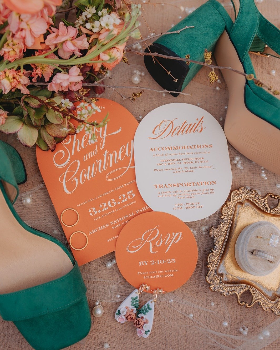 Details from this Utah inspired suite! 🧡 From the additional sweeping lines on the script, arches, and curves, this suite gives a modern, yet classic feel!

Photography: @colleenelisephoto 
Styling + Planning: @eleventsweddings 
Florals: @farmyardmo