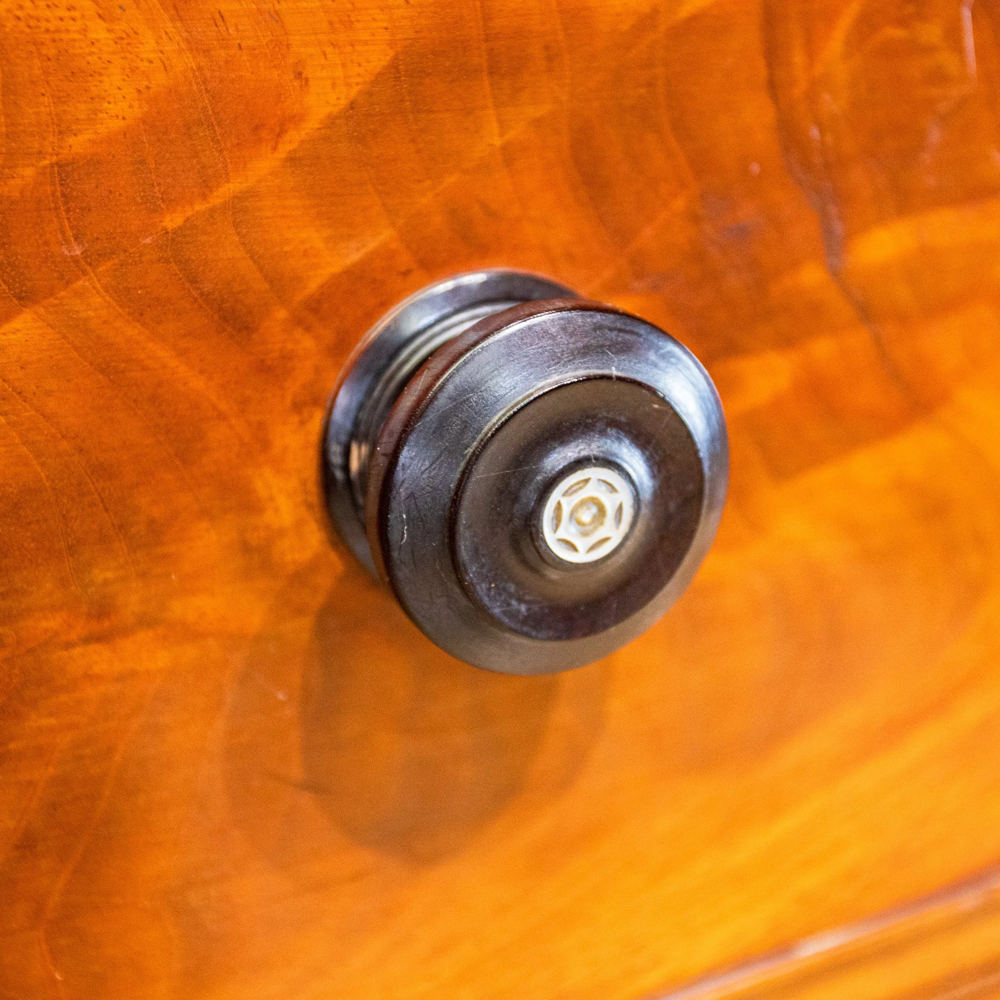 Large Flamed Mahogany Scotch Chest of 5 Drawers