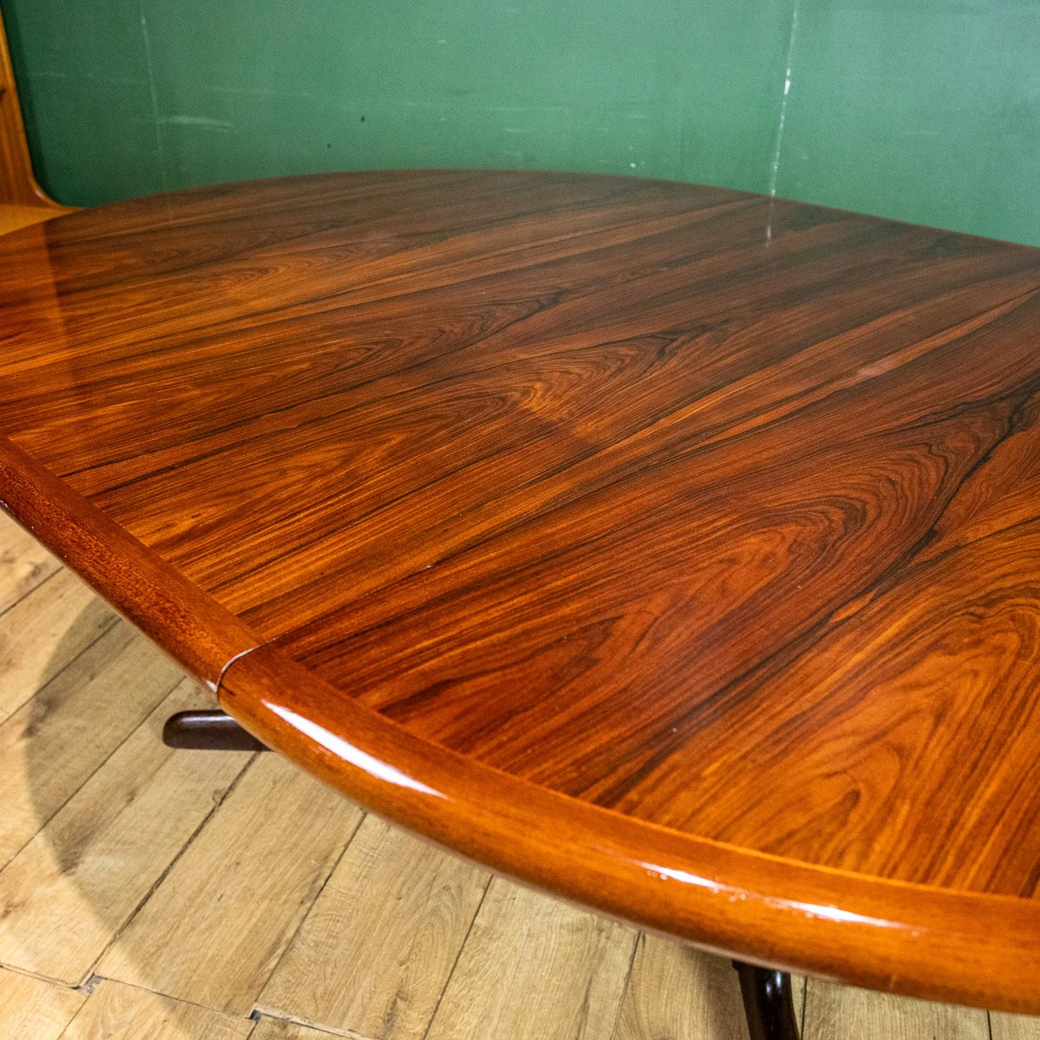 Gudme Møbelfabrik Rosewood Round Extending Dining Table