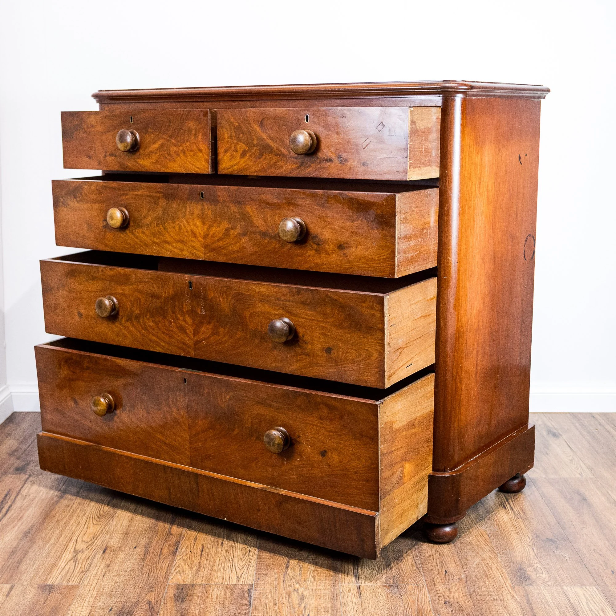 Victorian Flamed Mahogany Chest of 5 Drawers