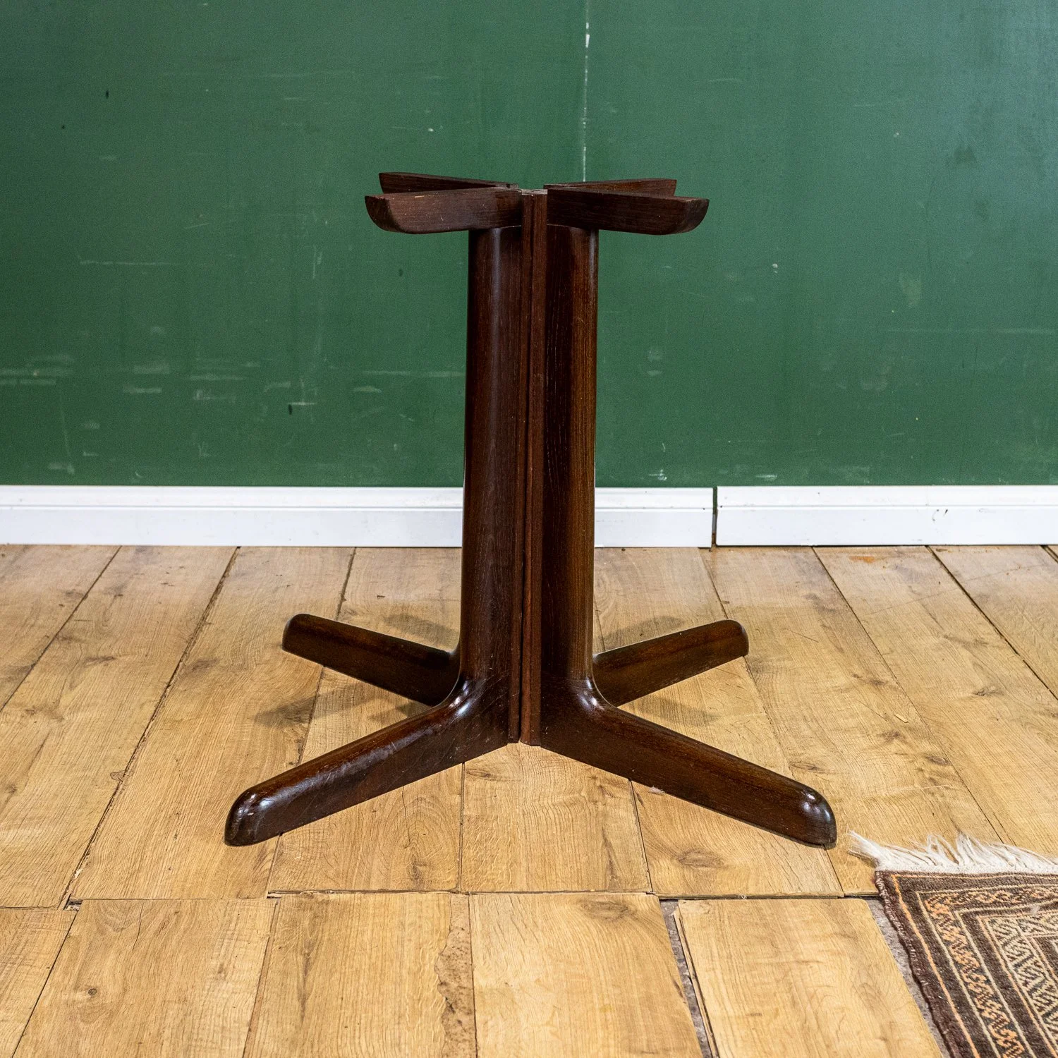 Gudme Møbelfabrik Rosewood Round Extending Dining Table