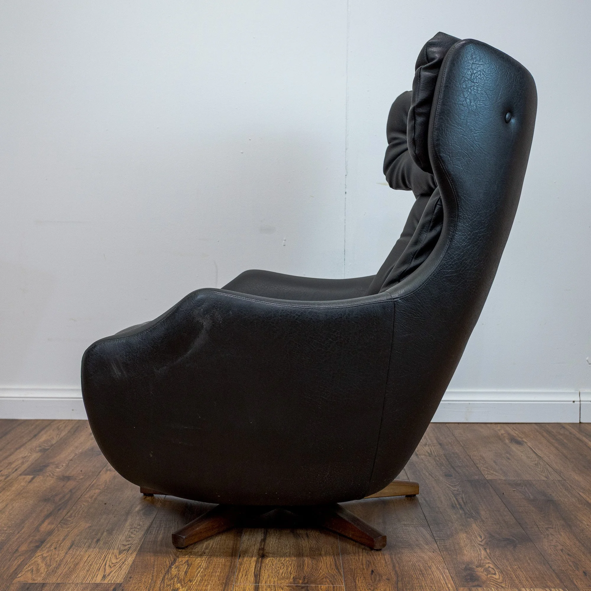 Parker Knoll ‘Statesman’ Armchair in Black Leatherette